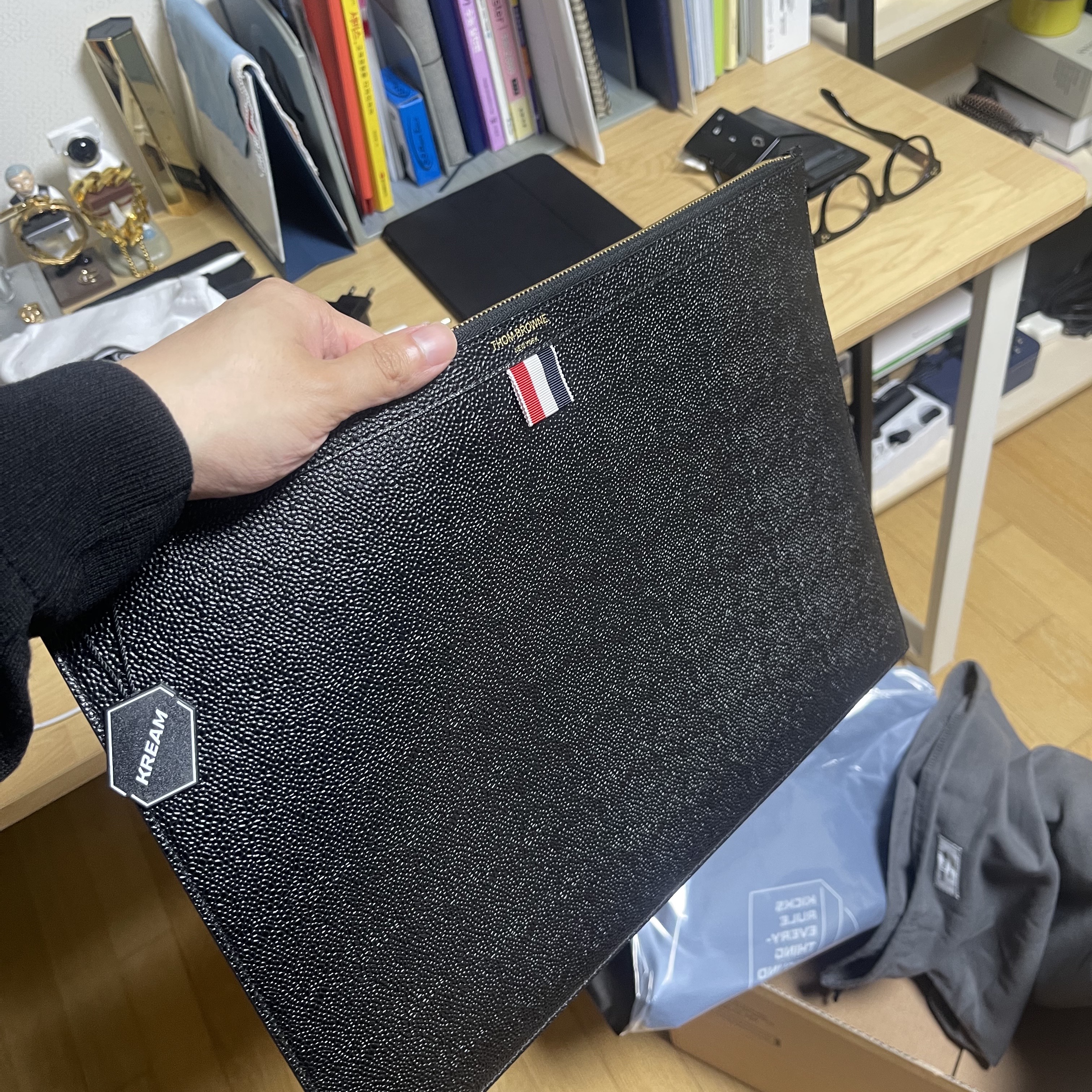 Thom Browne Pebble Grain Leather Large Zipper Laptop Holder Black 착용 스타일