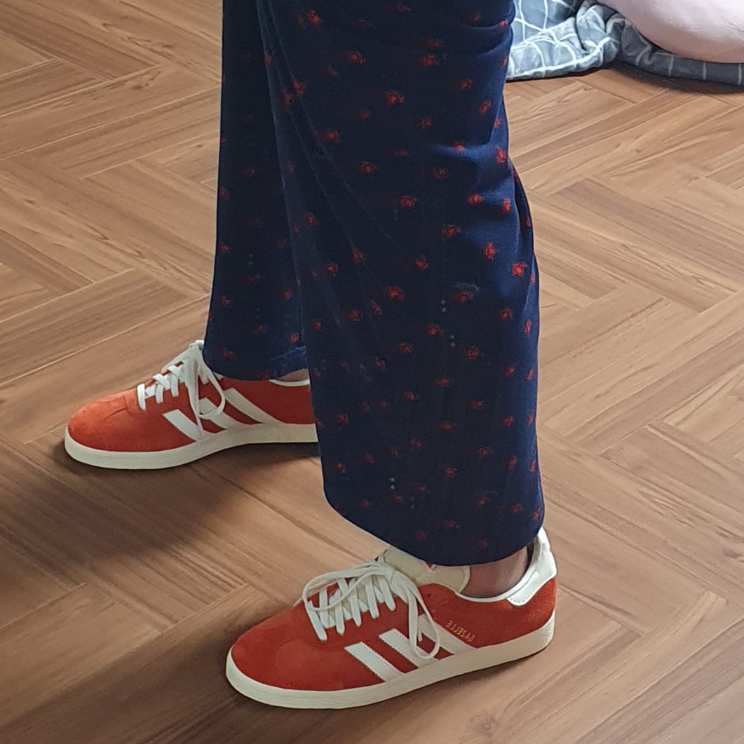 Adidas Gazelle Preloved Red Off White 착용 스타일