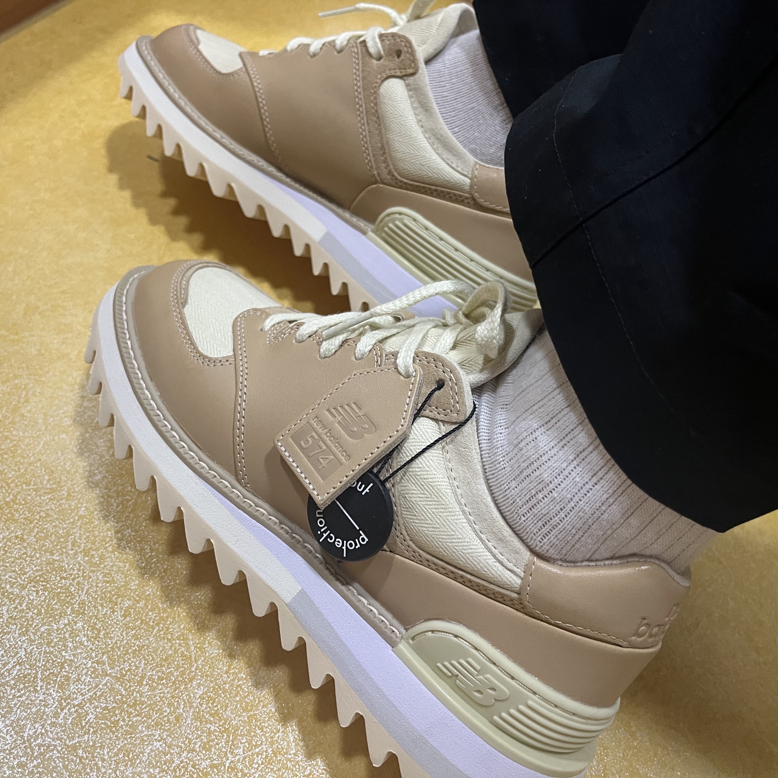 New Balance x Tokyo Design Studio 574 Vachetta Tan 착용 스타일 - 5
