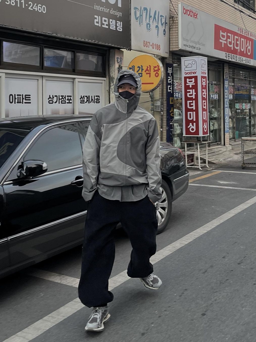 [KREAM 단독] AOP x Side Service Uzumaki Track Jacket Grey Charcoal 착용 스타일