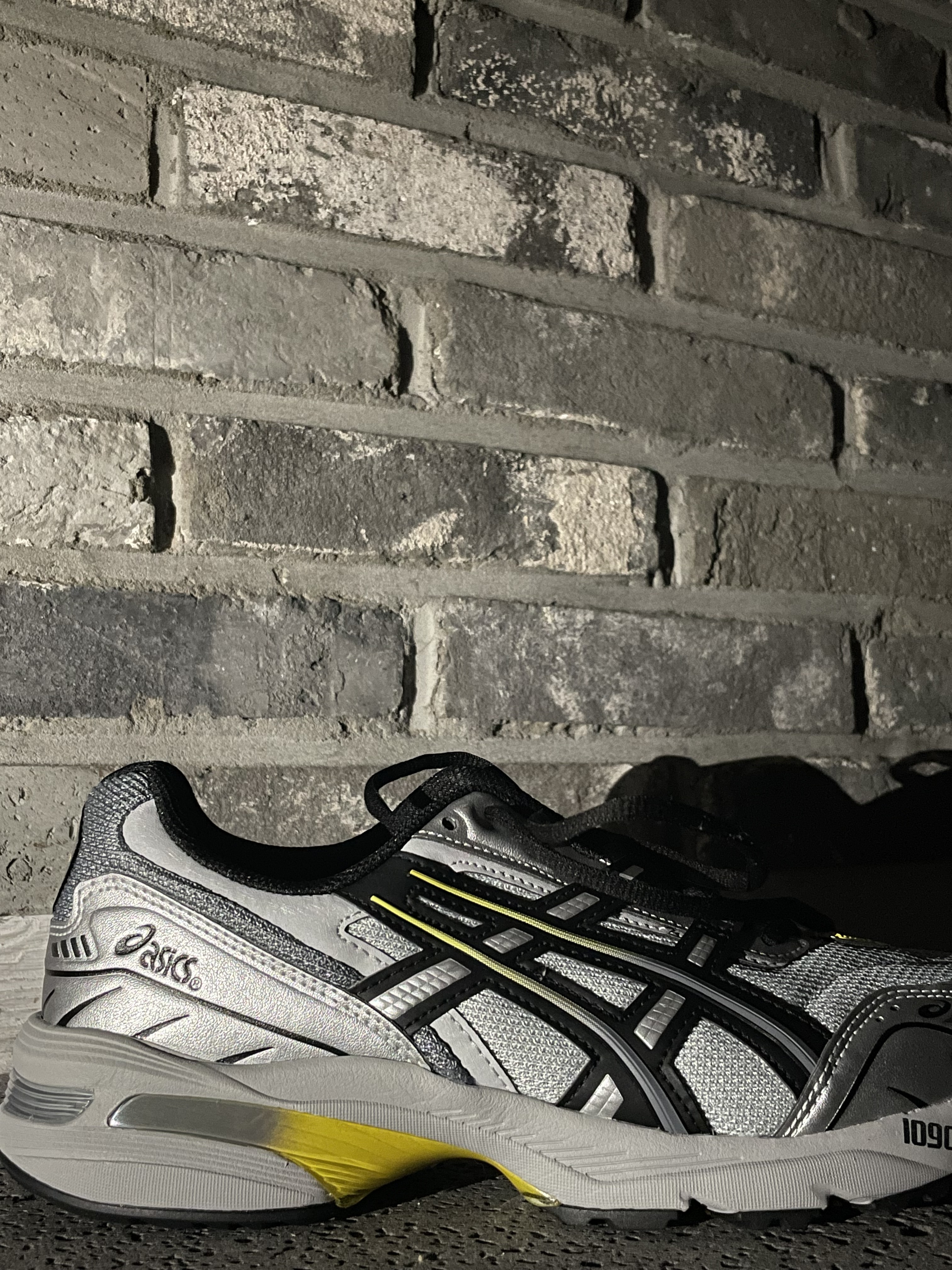 Asics Gel-1090 Mid Grey Black 착용 스타일