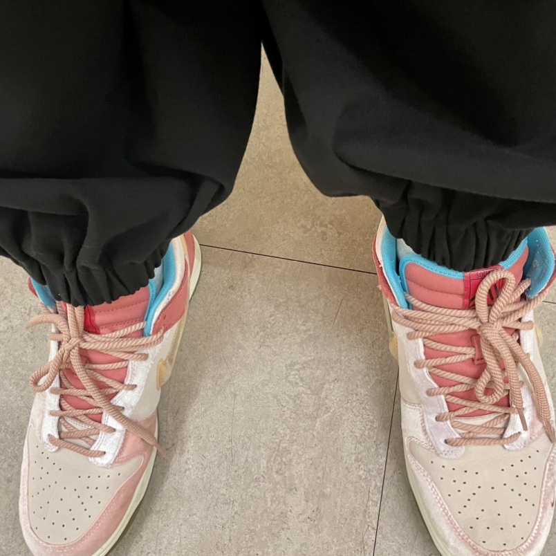 Nike x Social Status Dunk Mid Free Lunch Strawberry Milk 착용 스타일