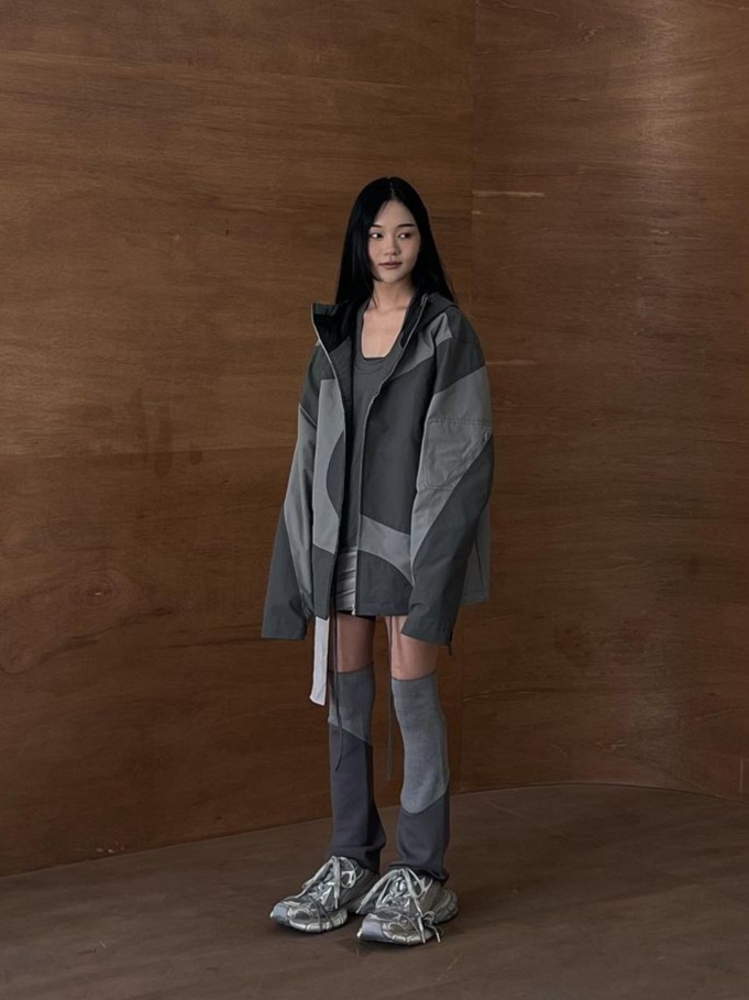 [KREAM 단독] AOP x Side Service Uzumaki Track Jacket Grey Charcoal 착용 스타일