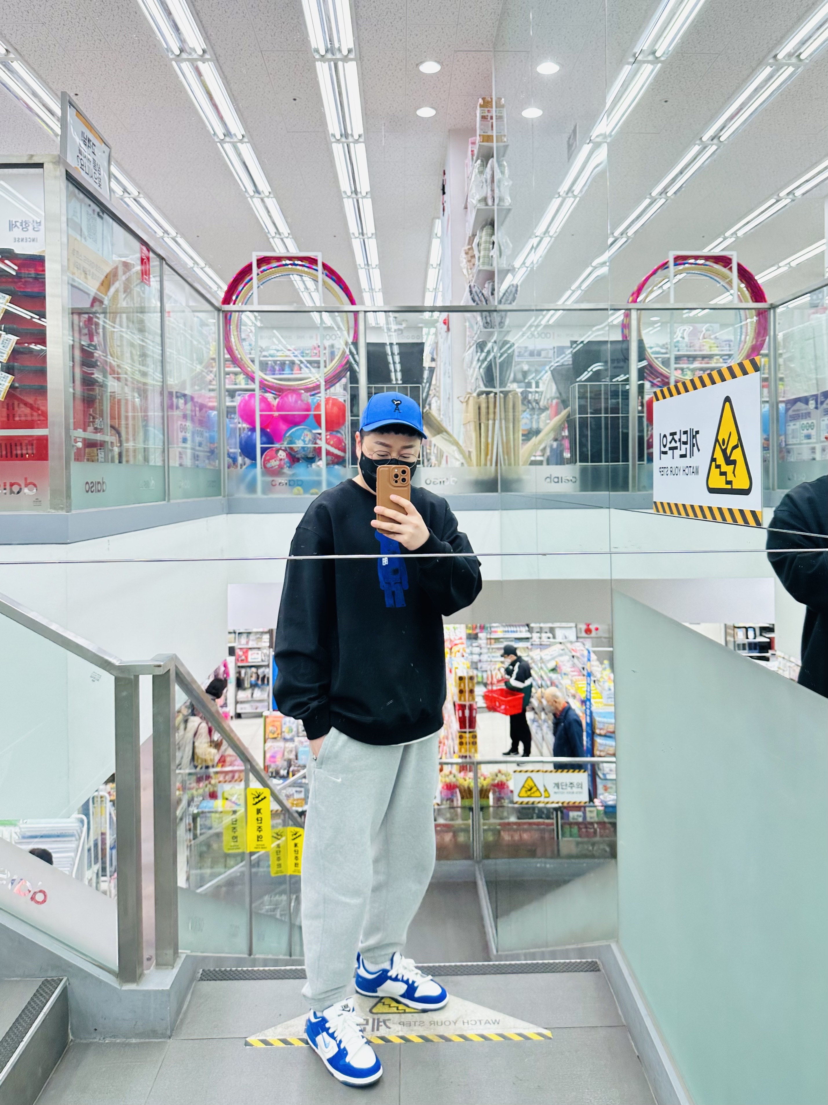 Puma x AMI Low Curve Cap Dazzling Blue, Nike NRG Solo Swoosh Fleece Pants Dark Grey Heather - Asia 착용 스타일 - 1