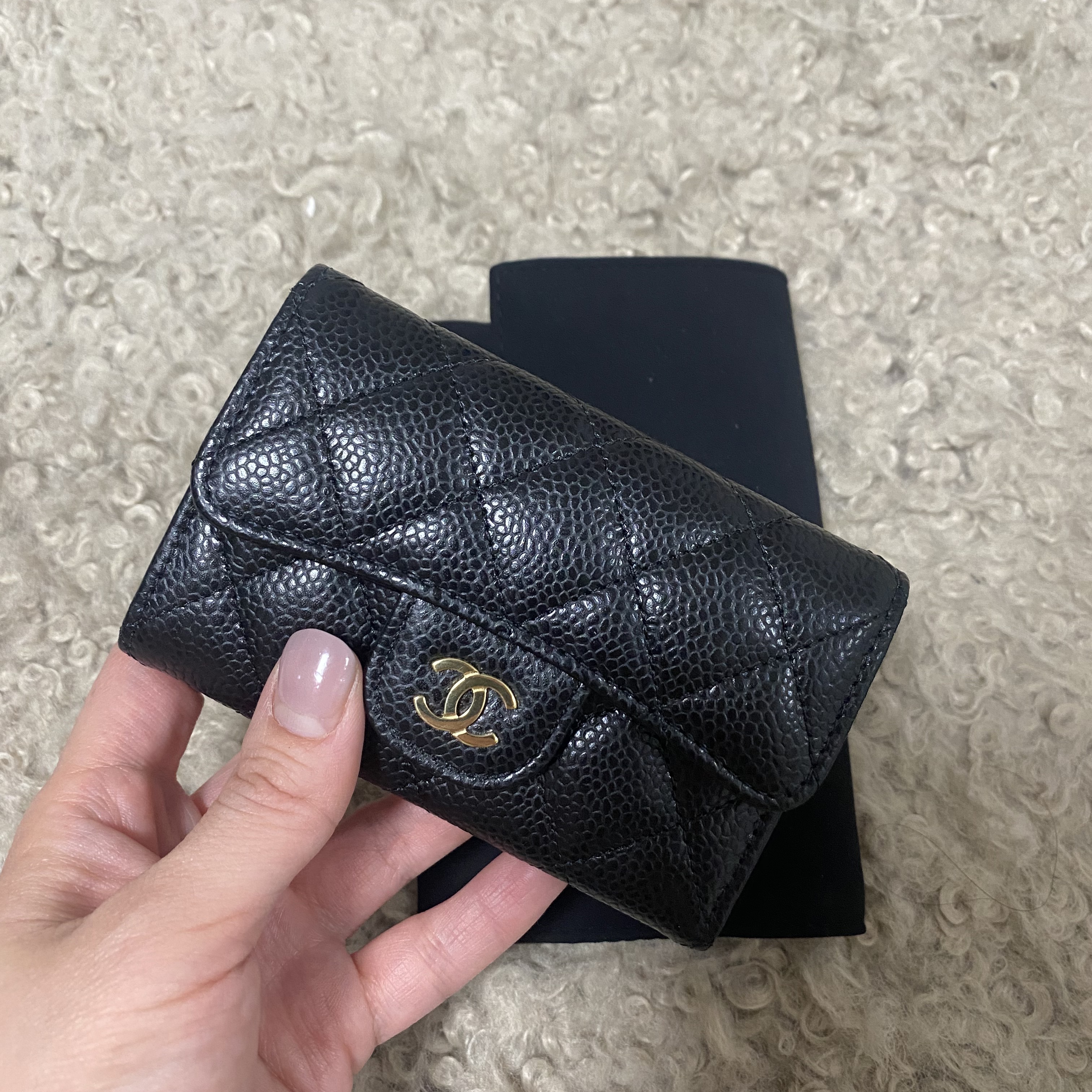 Chanel Classic Card Holder Grained Calfskin & Gold Black 착용 스타일