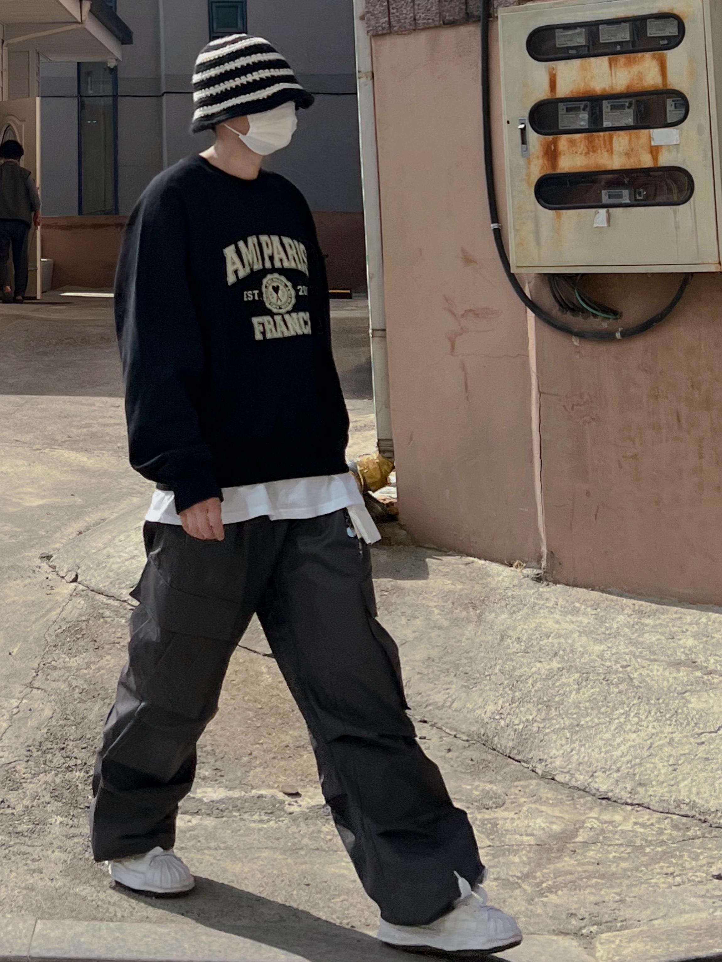 Stussy Swirl Knit Bucket Hat Black, AMI Paris France Sweatshirt Black 착용 스타일 - 3