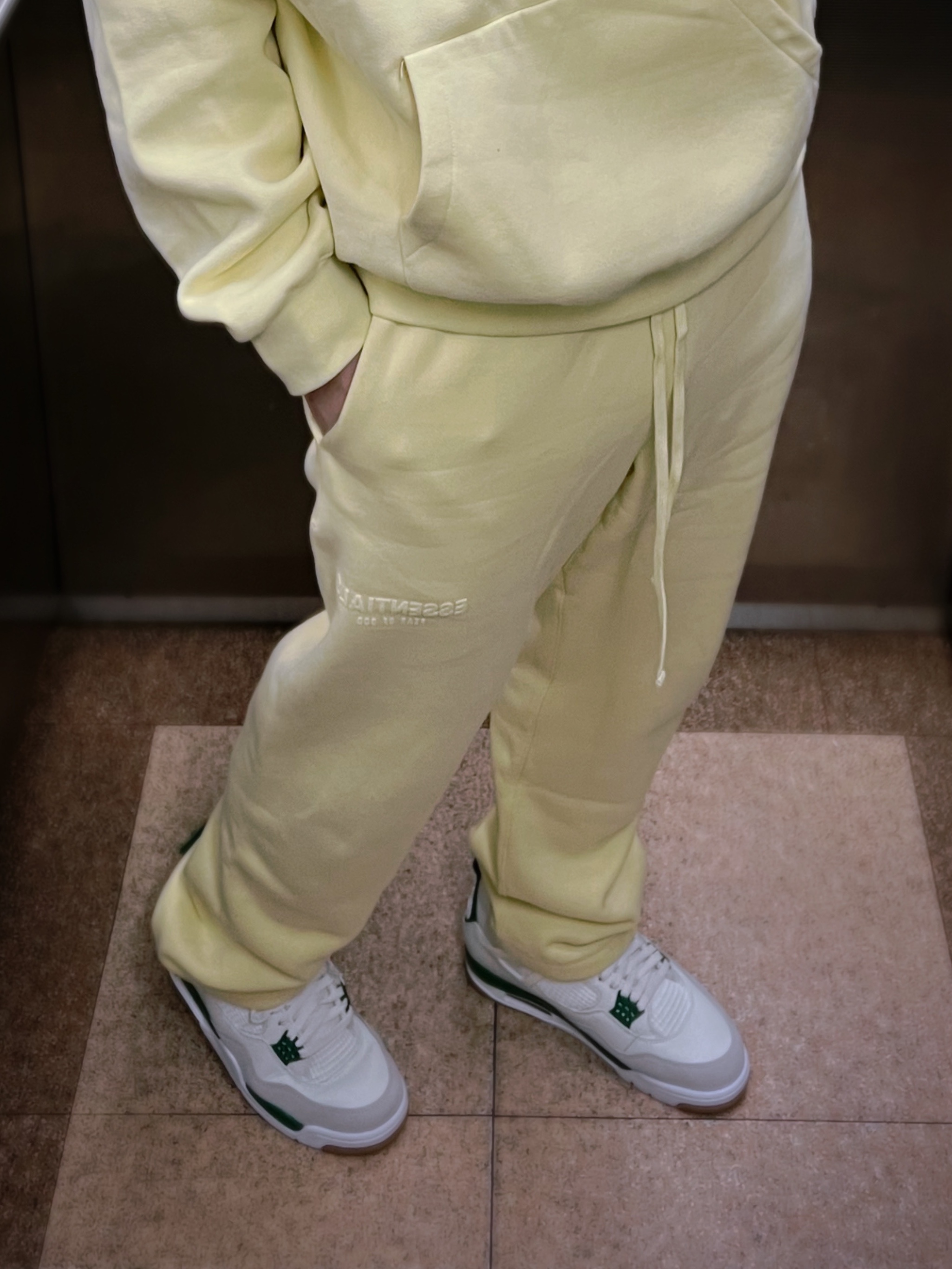 Jordan 4 x Nike SB Retro SP Pine Green, Essentials Sweatpants Canary - 22FW 착용 스타일 - 2