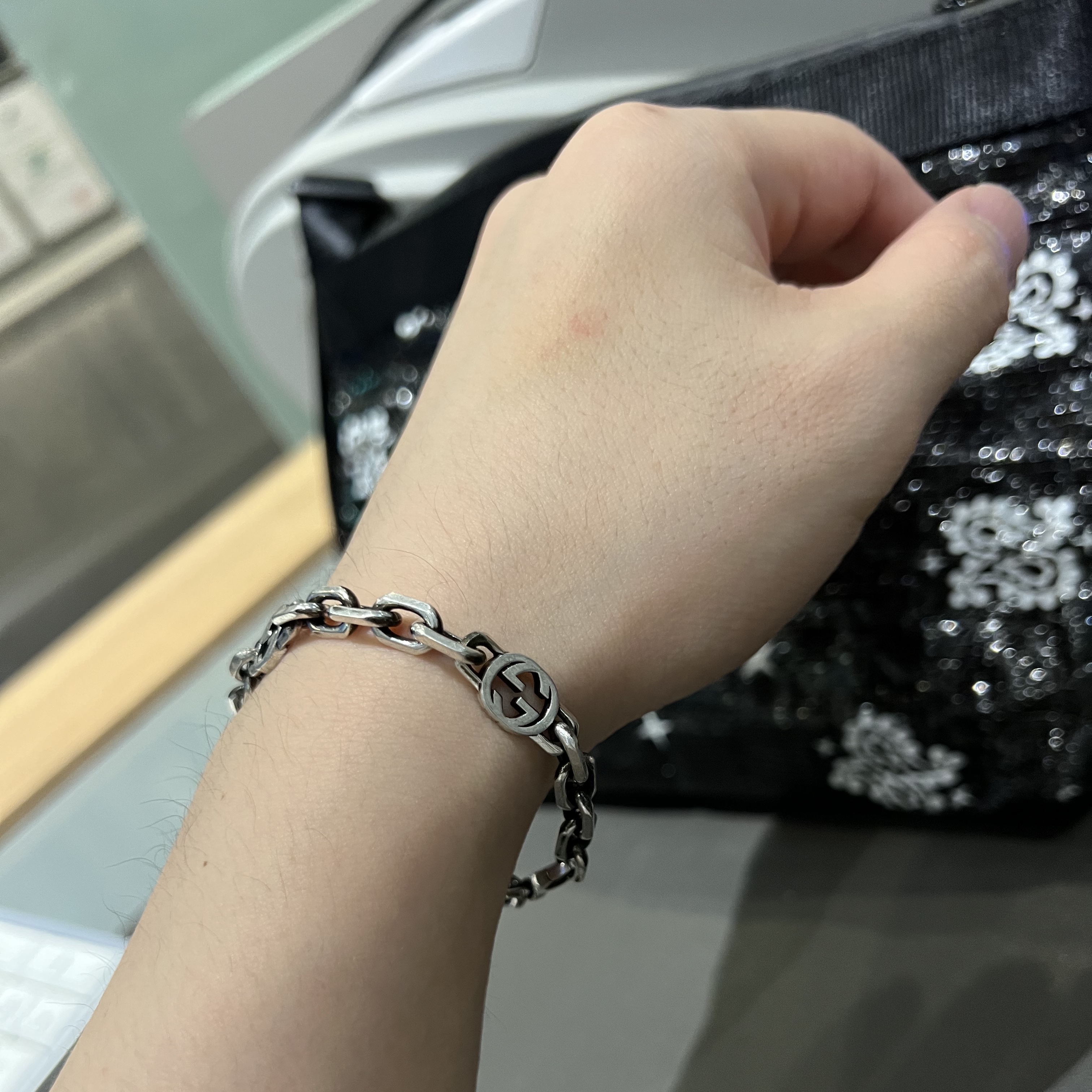 Gucci Interlocking G Bracelet Silver 착용 스타일 - 2