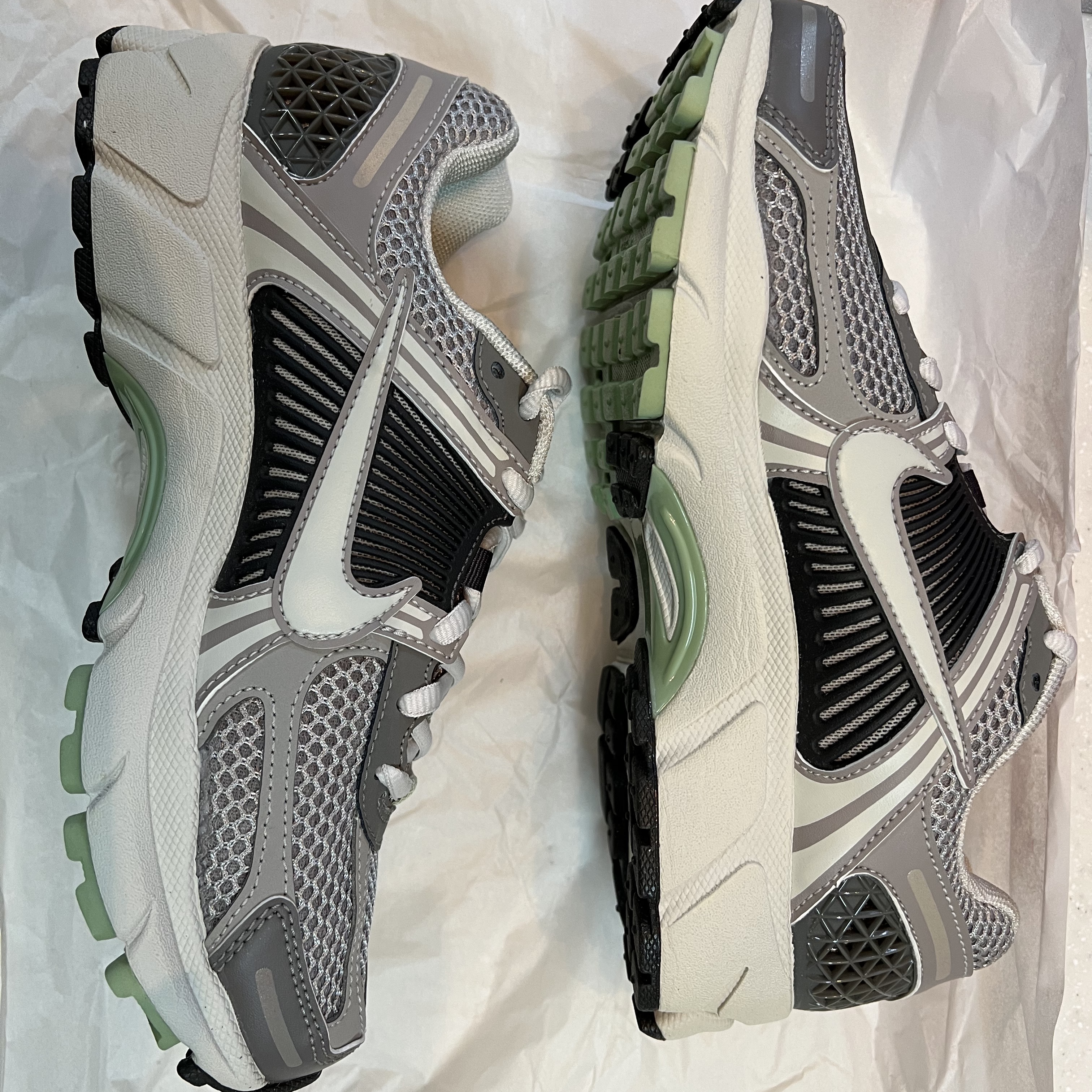 (W) Nike Zoom Vomero 5 Cobblestone and Flat Pewter 착용 스타일