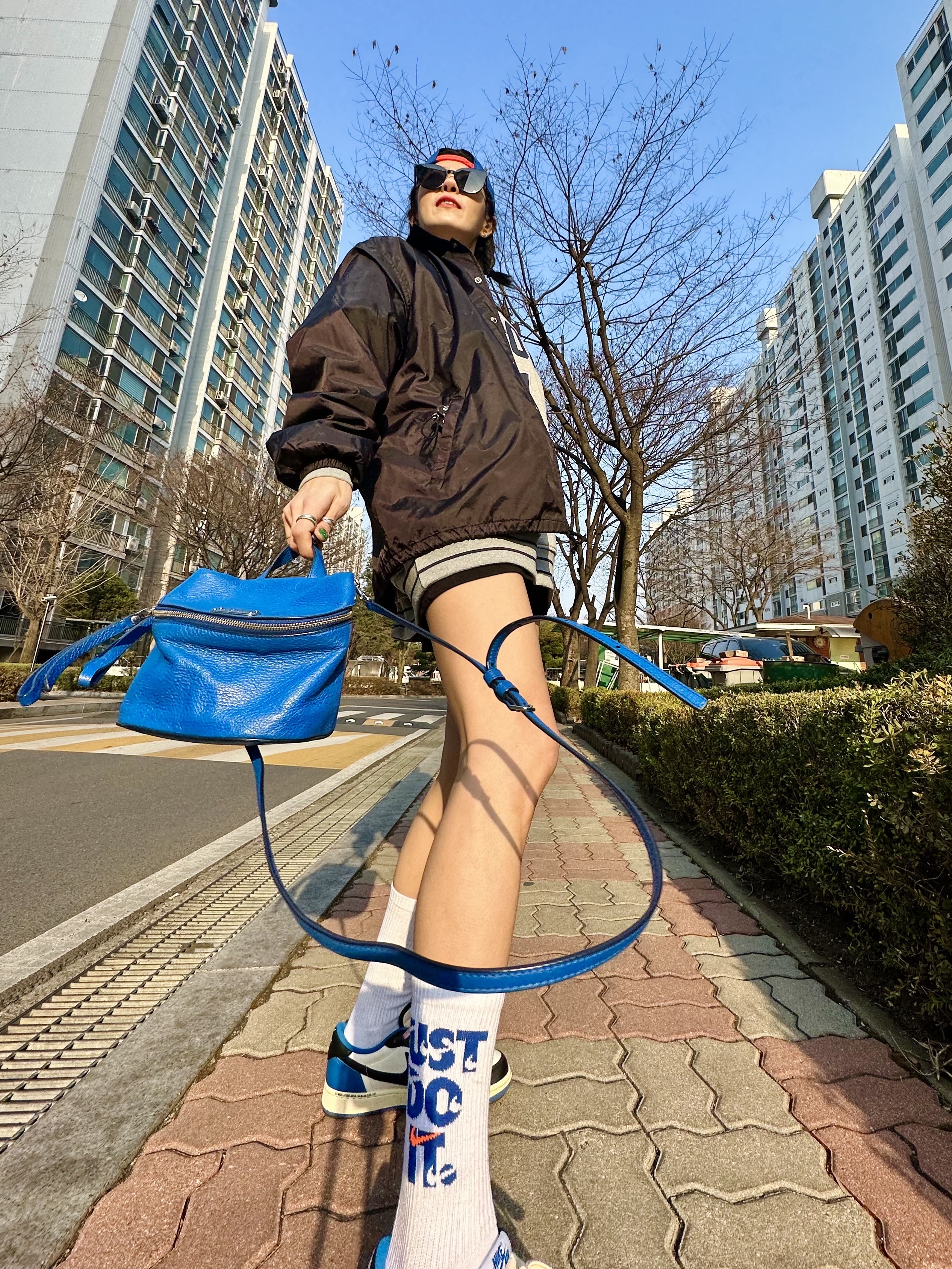 Jordan 1 x Travis Scott x Fragment Retro Low OG SP Military Blue, CDG x Stussy Coach Jacket Black 착용 스타일 - 1