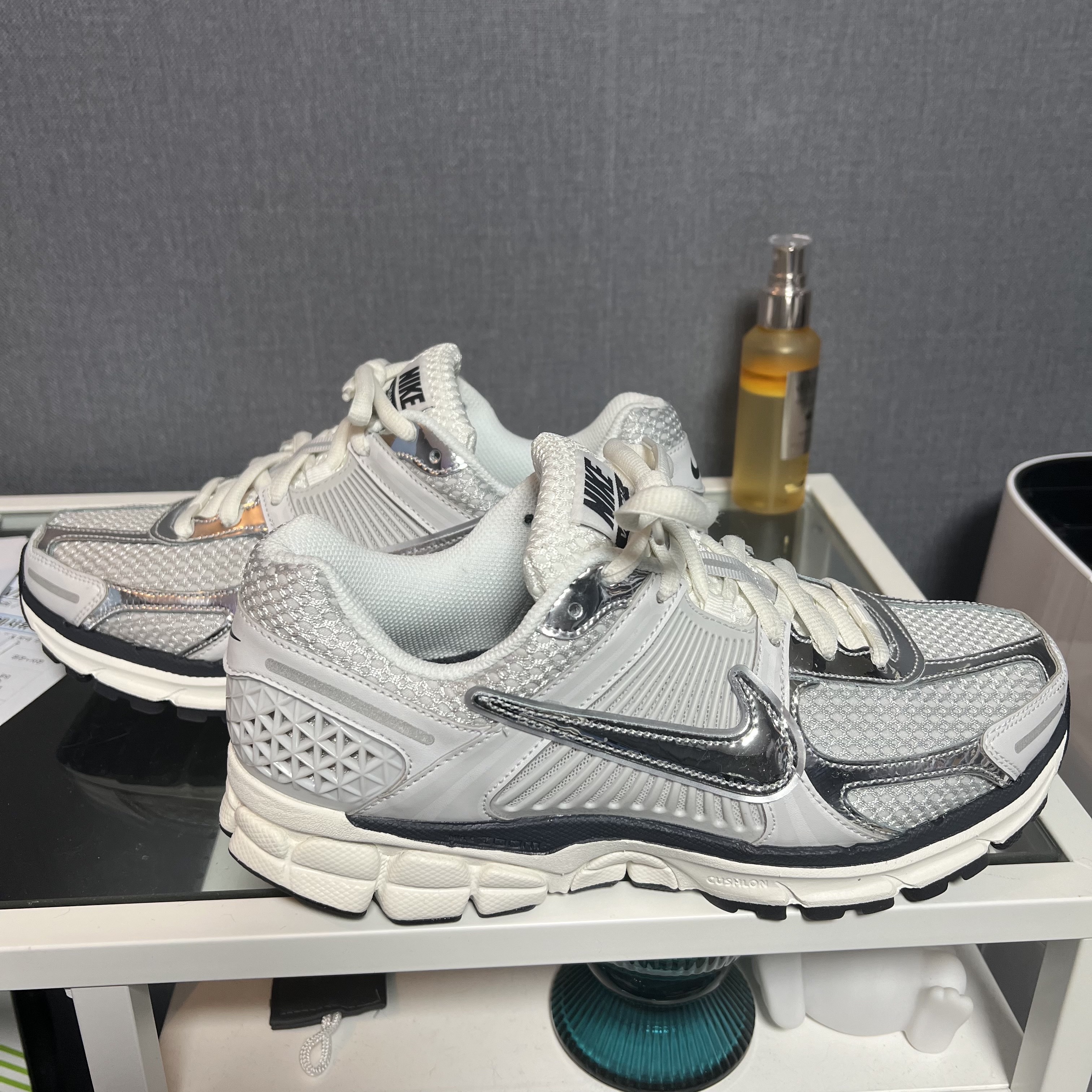 (W) Nike Zoom Vomero 5 Photon Dust and Metallic Silver 착용 스타일