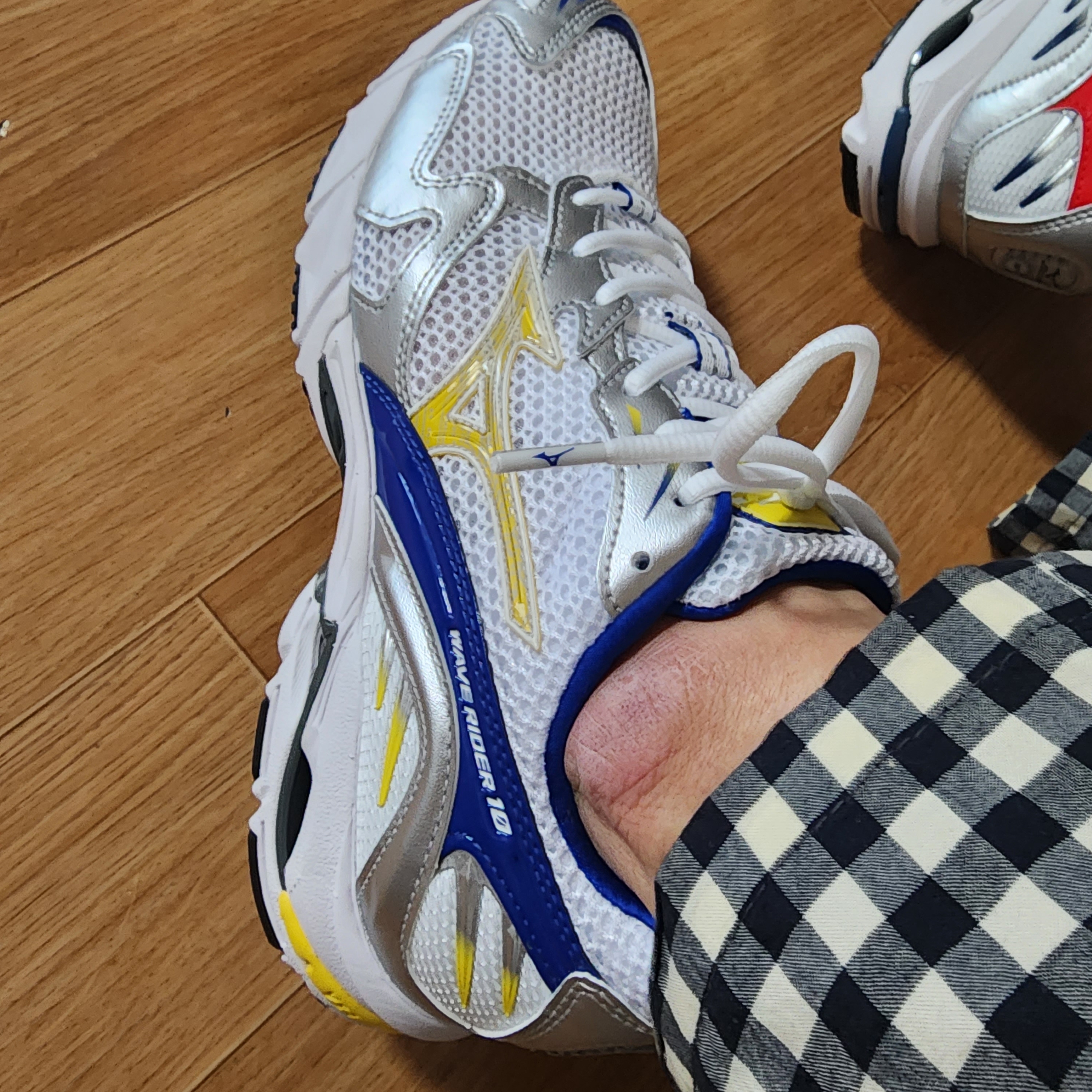 Mizuno Wave Rider 10 White Insignia Blue High Risk Red, Mizuno Wave Rider 10 White Sunstruck Mazarine Blue 착용 스타일 - 2