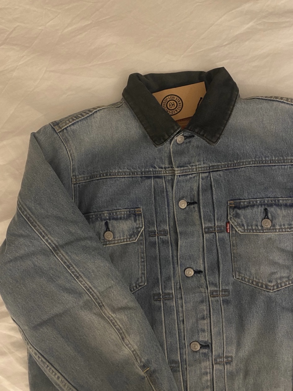 Stussy x Levi's Embossed Trucker Jacket Indigo 착용 스타일 - 2