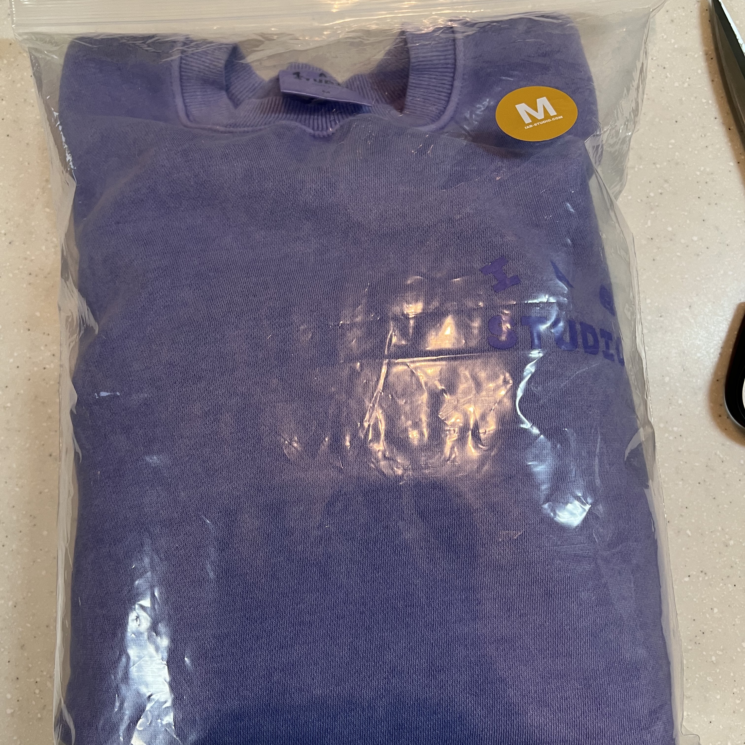 IAB Studio Pigment Sweatshirt & Mini Bag Lavender 착용 스타일