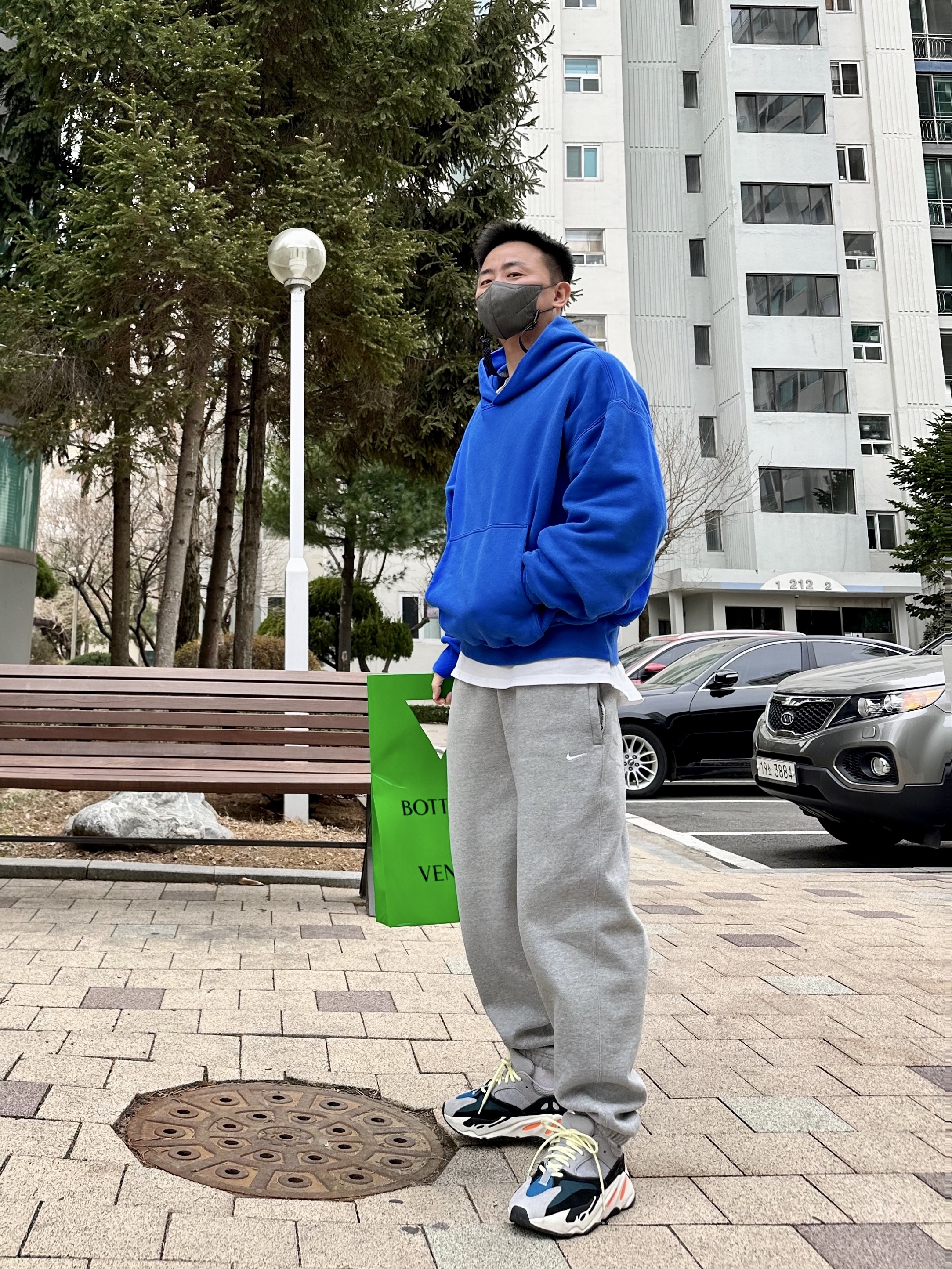 Yeezy Gap Hoodie Blue, Nike NRG Solo Swoosh Fleece Pants Dark Grey Heather - Asia 착용 스타일