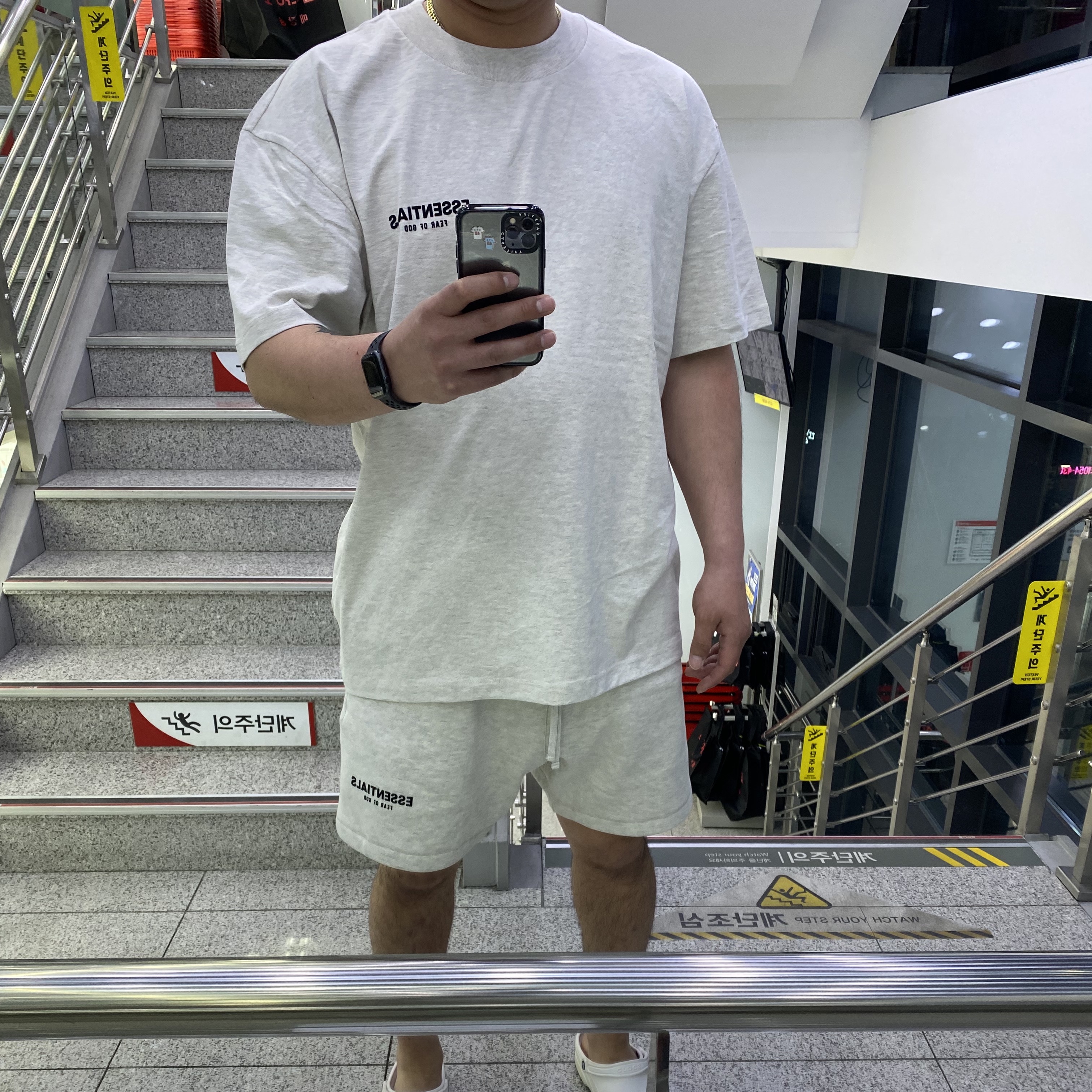 Essentials The Core Collection T-Shirt Light Oatmeal, Essentials The Core Collection Sweatshorts Light Oatmeal 착용 스타일