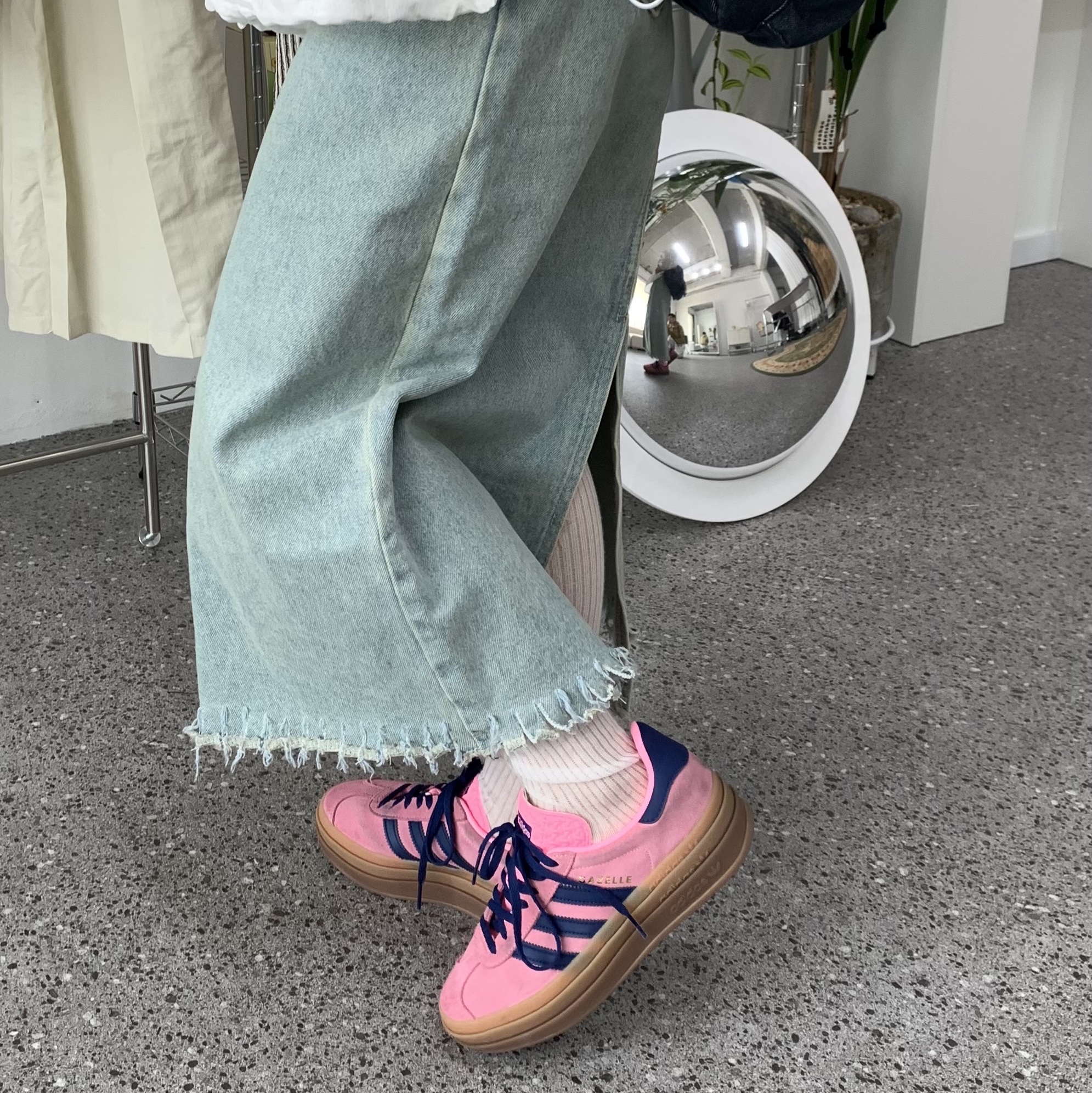 (W) Adidas Gazelle Bold Pink Glow Victory Blue 착용 스타일 - 2