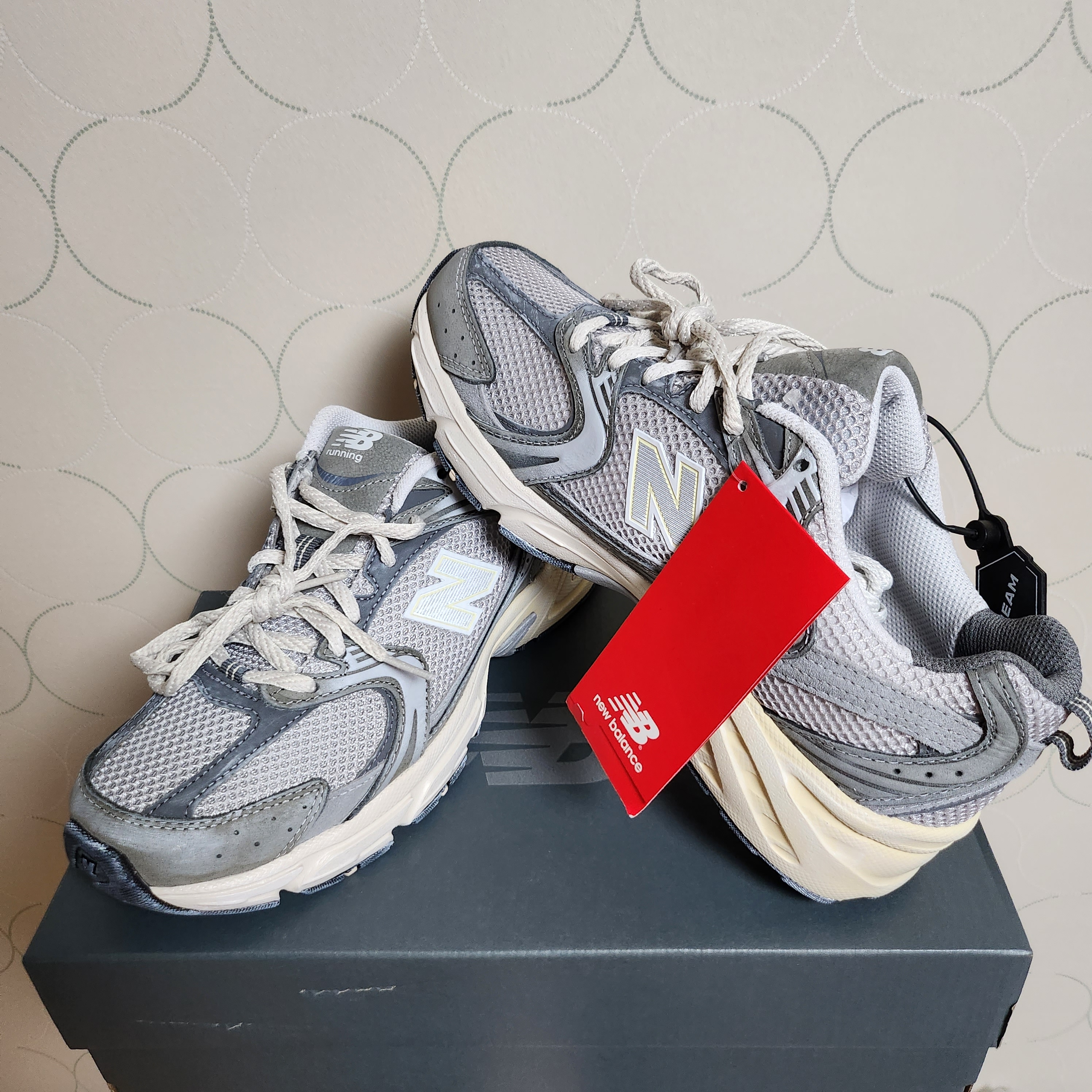 New Balance 530 Premium Vintage Grey Matter 착용 스타일 - 1