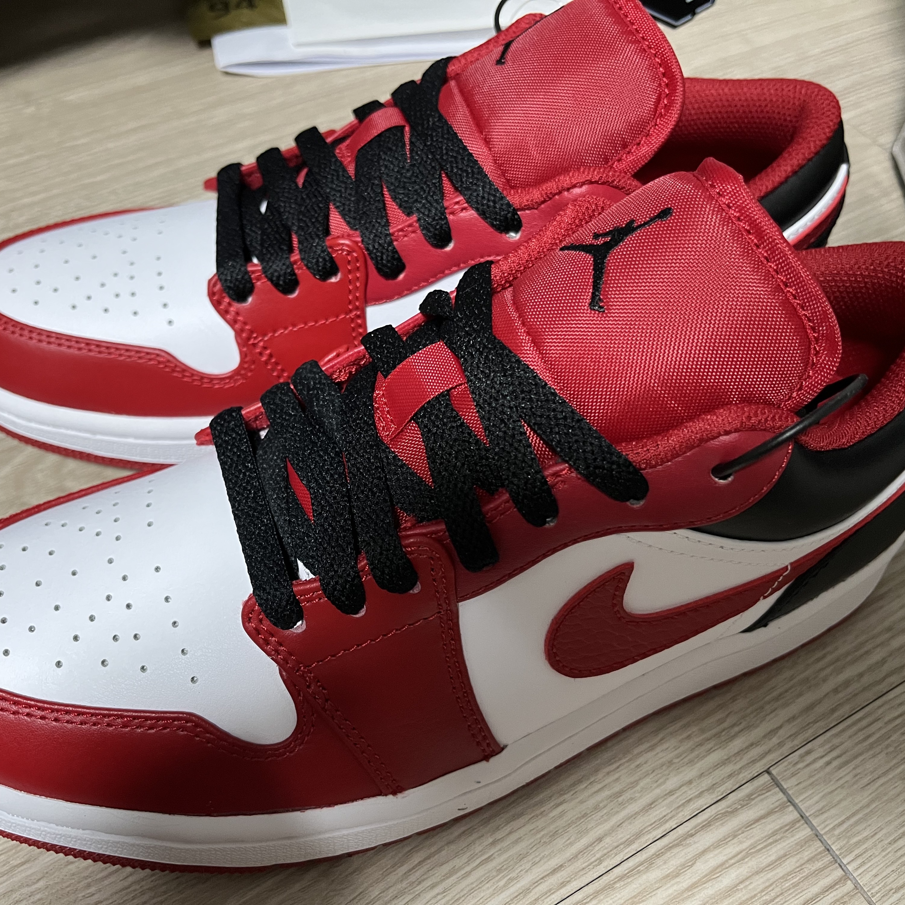 Jordan 1 Low White Gym Red Black 착용 스타일