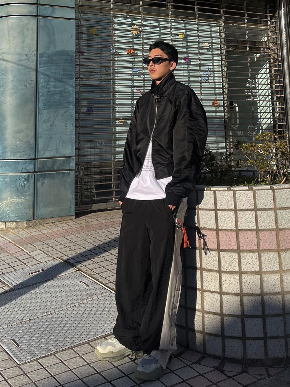 AOP Snap Track Pants Offwhite Black 착용 스타일