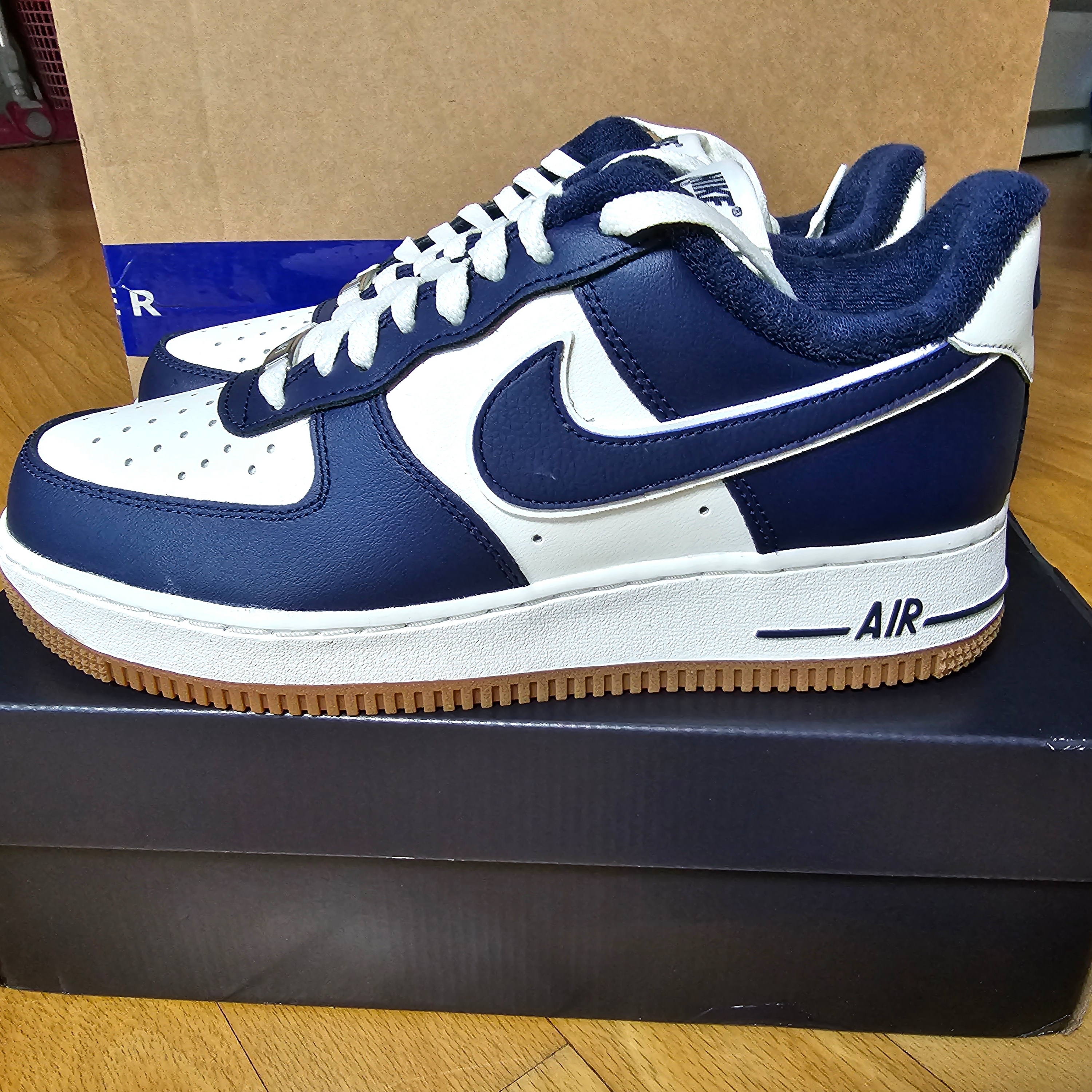 Nike Air Force 1 '07 LV8 Midnight Navy 착용 스타일 - 3
