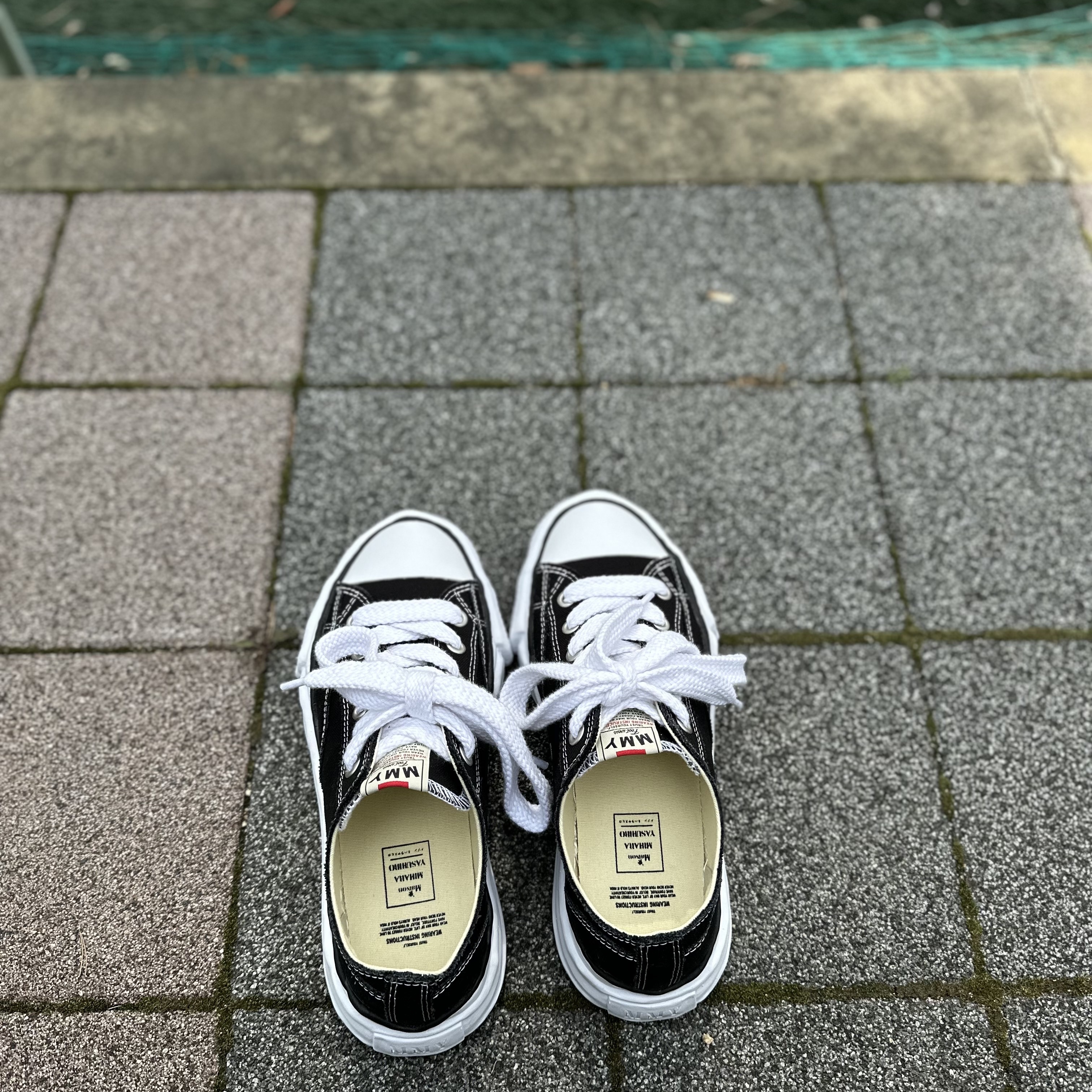 Maison Mihara Yasuhiro Peterson OG Sole Canvas Low Sneakers Black 착용 스타일