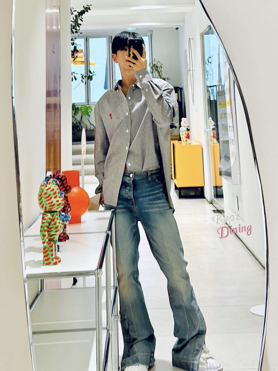 AMI de Coeur Gingham Oxford Shirt Black 착용 스타일 - 2