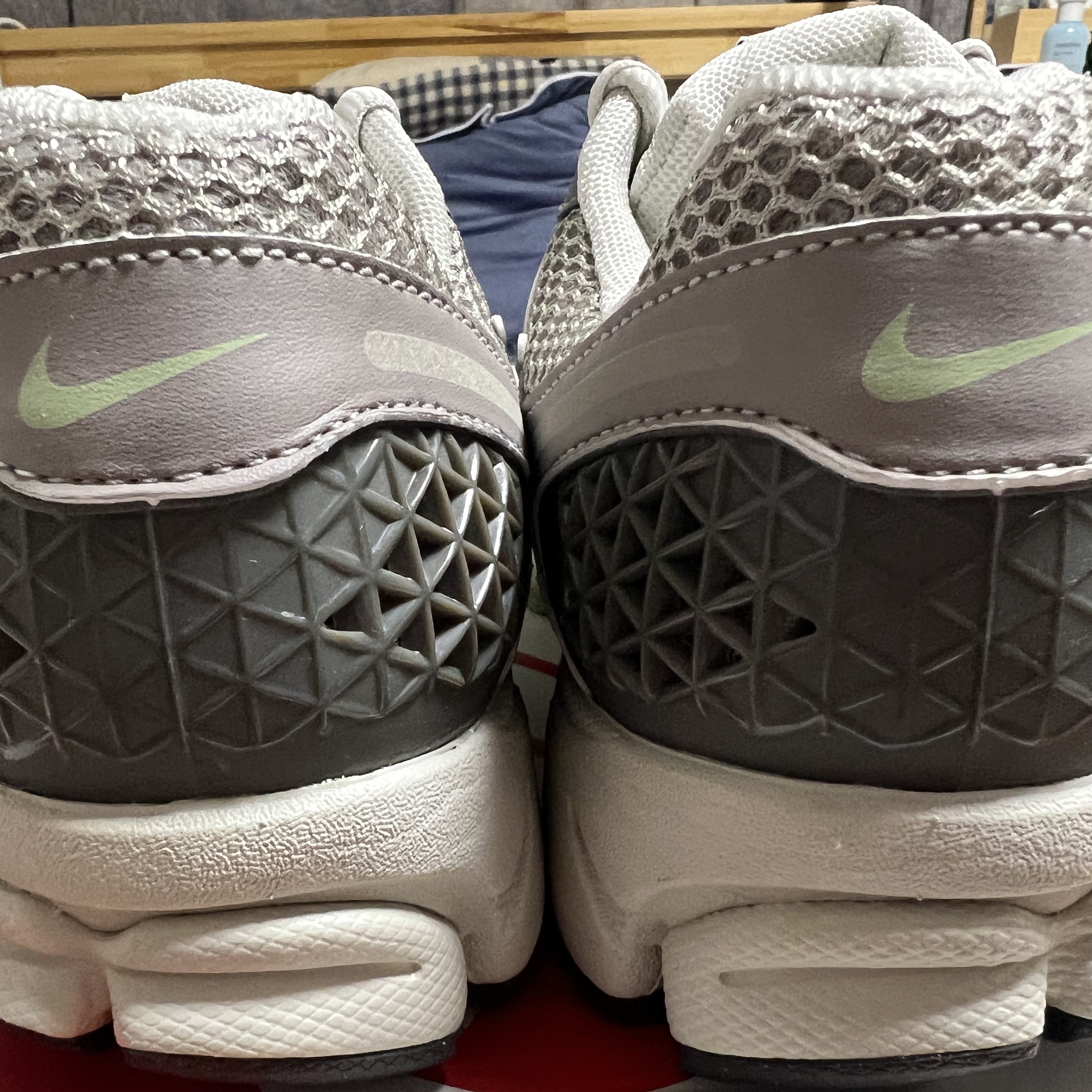 (W) Nike Zoom Vomero 5 Cobblestone and Flat Pewter 착용 스타일 - 3