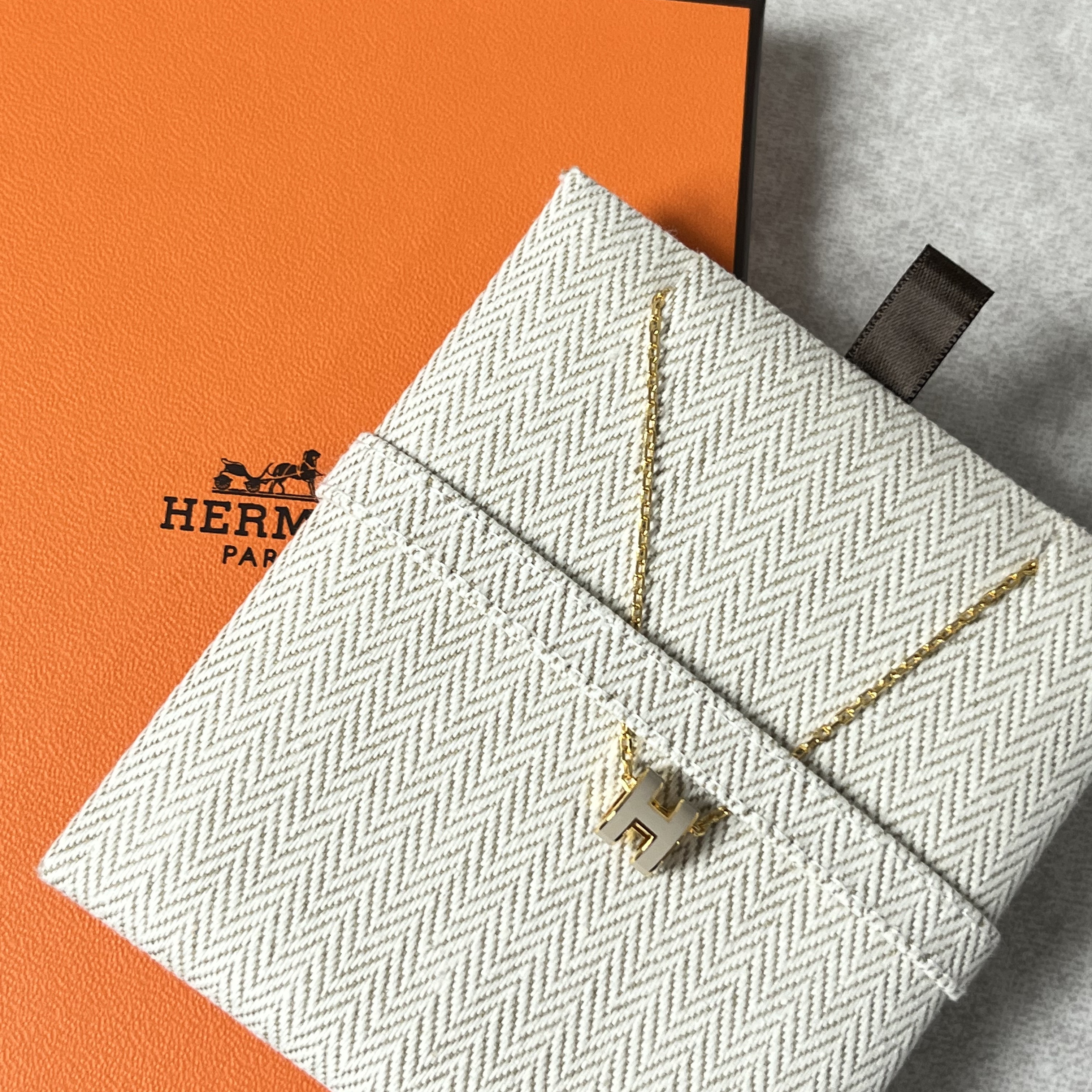 (W) Hermes Mini Pop H Pendant Gold & Marron Glace 착용 스타일