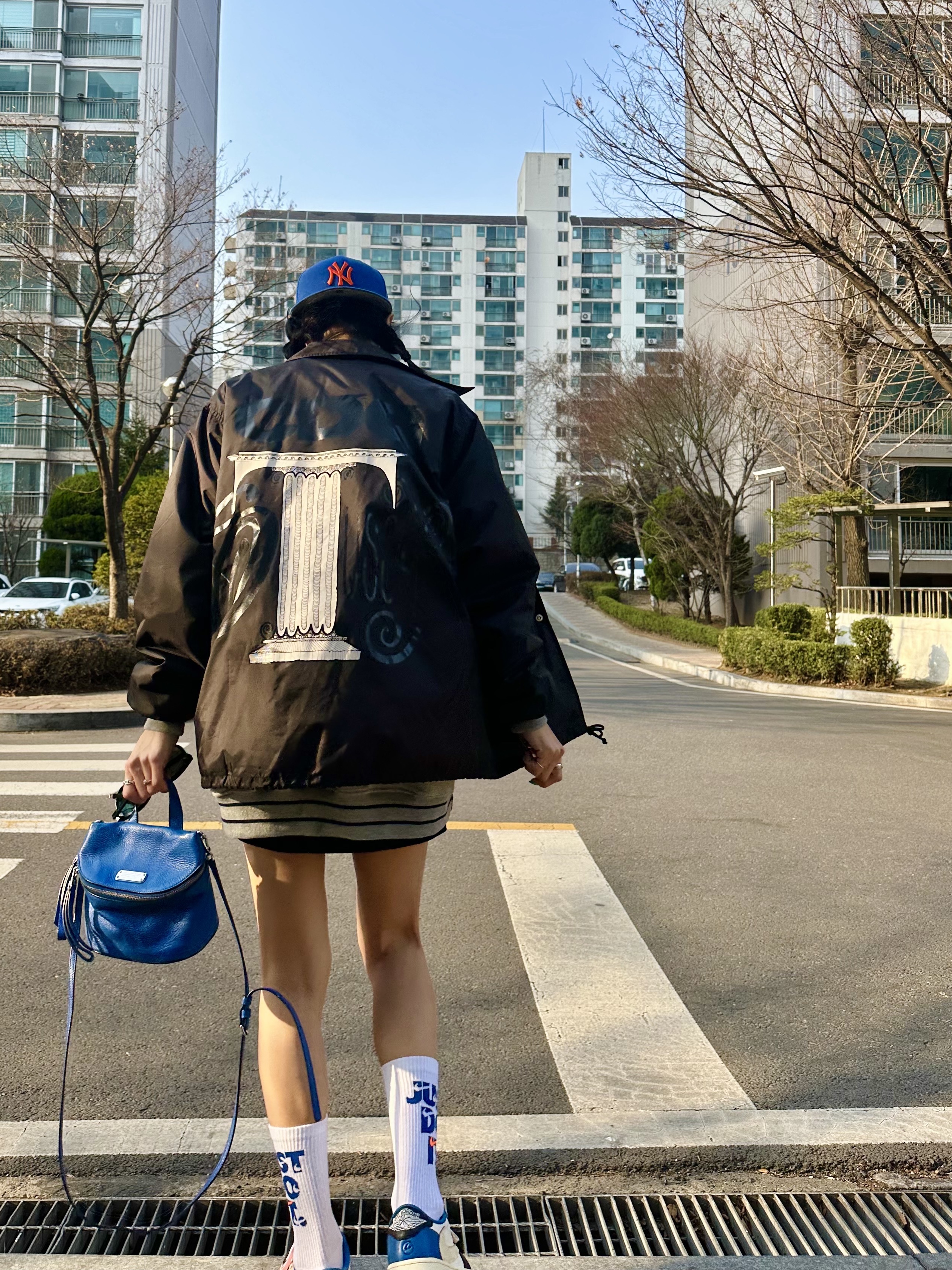 Jordan 1 x Travis Scott x Fragment Retro Low OG SP Military Blue, CDG x Stussy Coach Jacket Black 착용 스타일 - 3