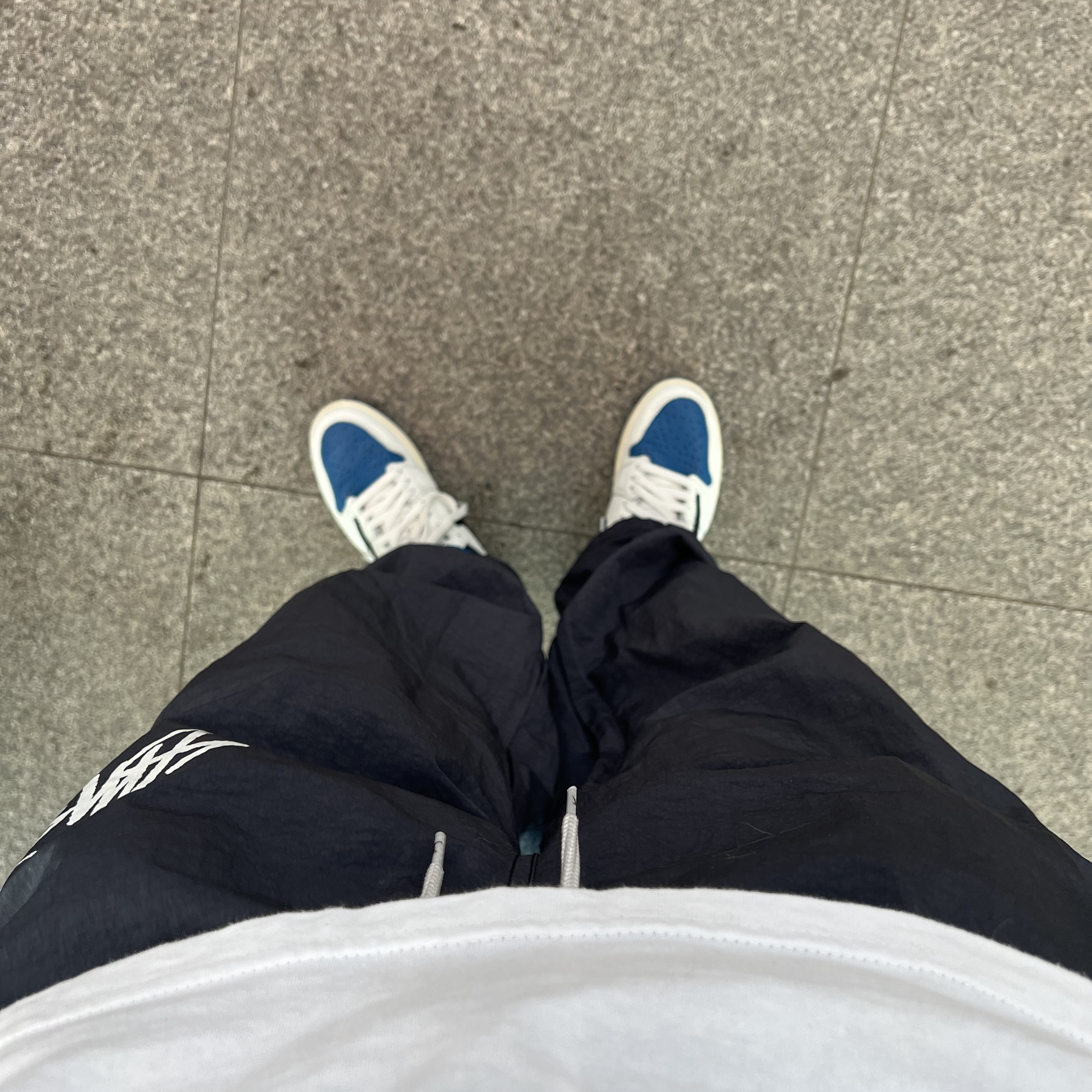 Nike x Stussy Beach Pants Off Noir, Jordan 1 x Travis Scott x Fragment Retro High OG SP Military Blue 착용 스타일 - 1