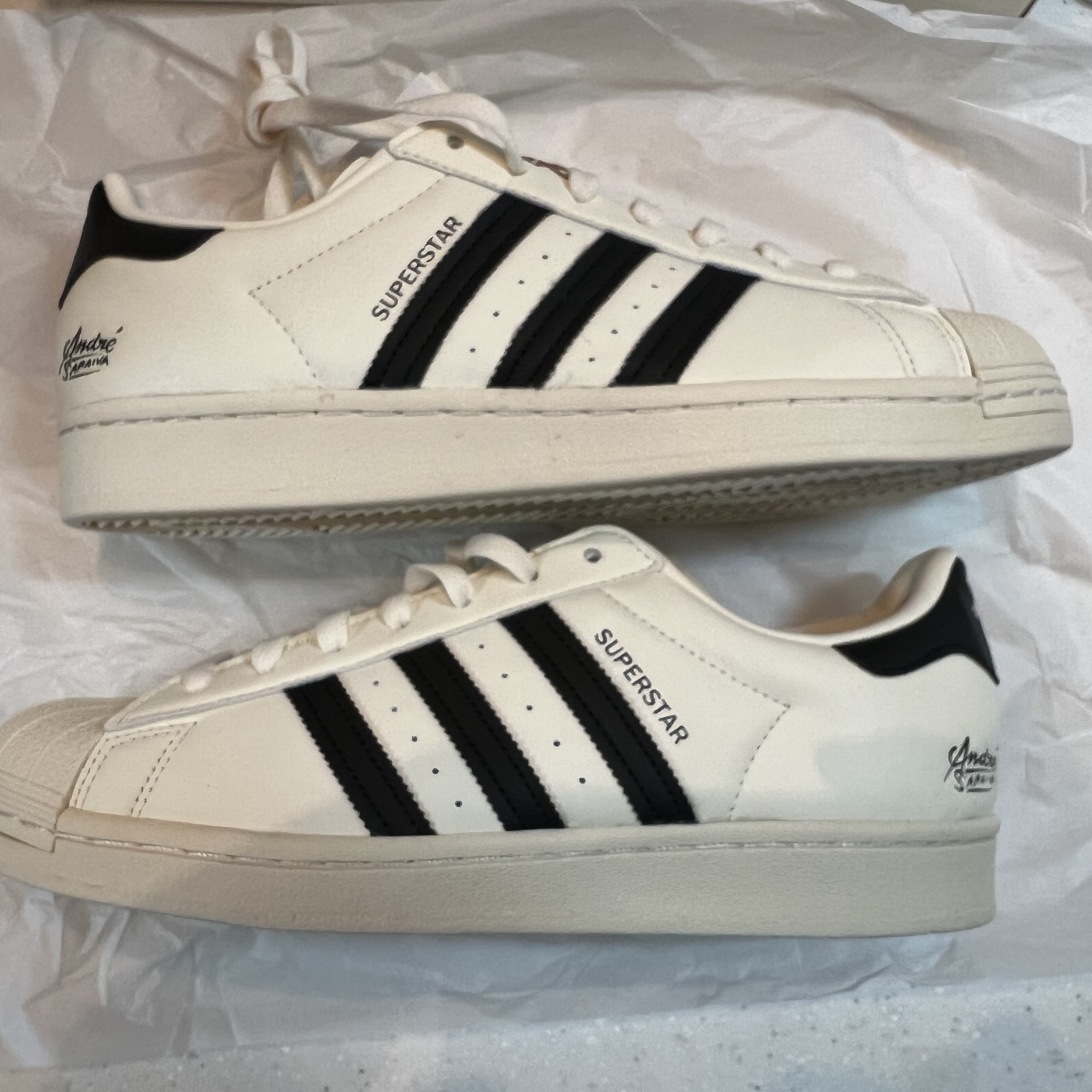 Adidas x Andre Saraiva Superstar Cream White Core Black 착용 스타일