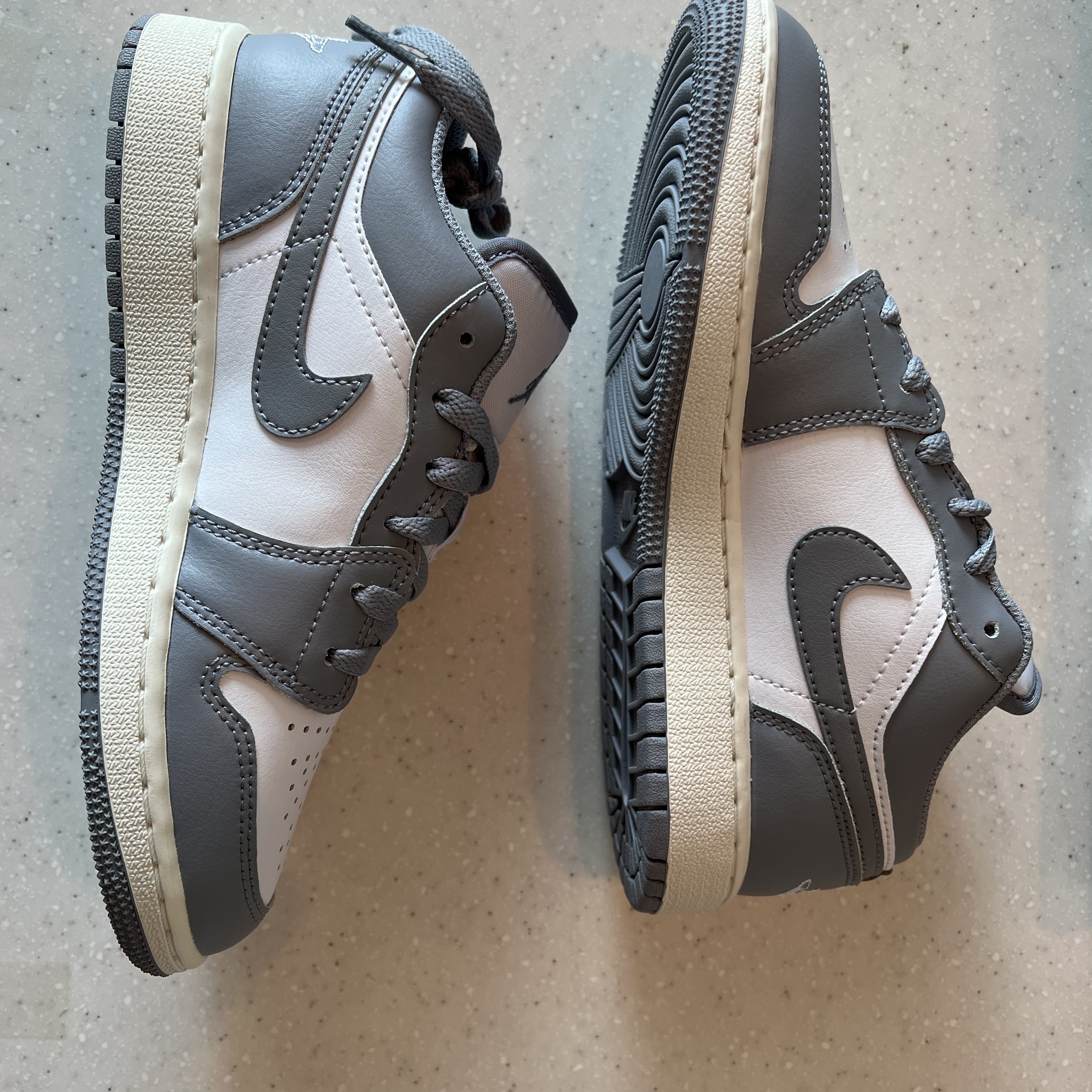 (GS) Jordan 1 Low Stealth and White 착용 스타일