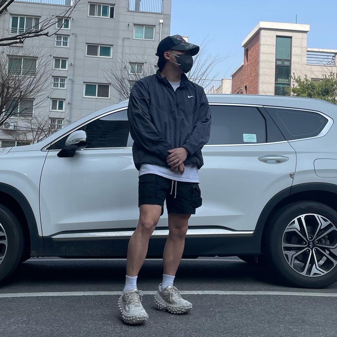 Balenciaga Defender Sneakers Beige, Nike x Stussy Windrunner Jacket Off Noir 착용 스타일 - 3