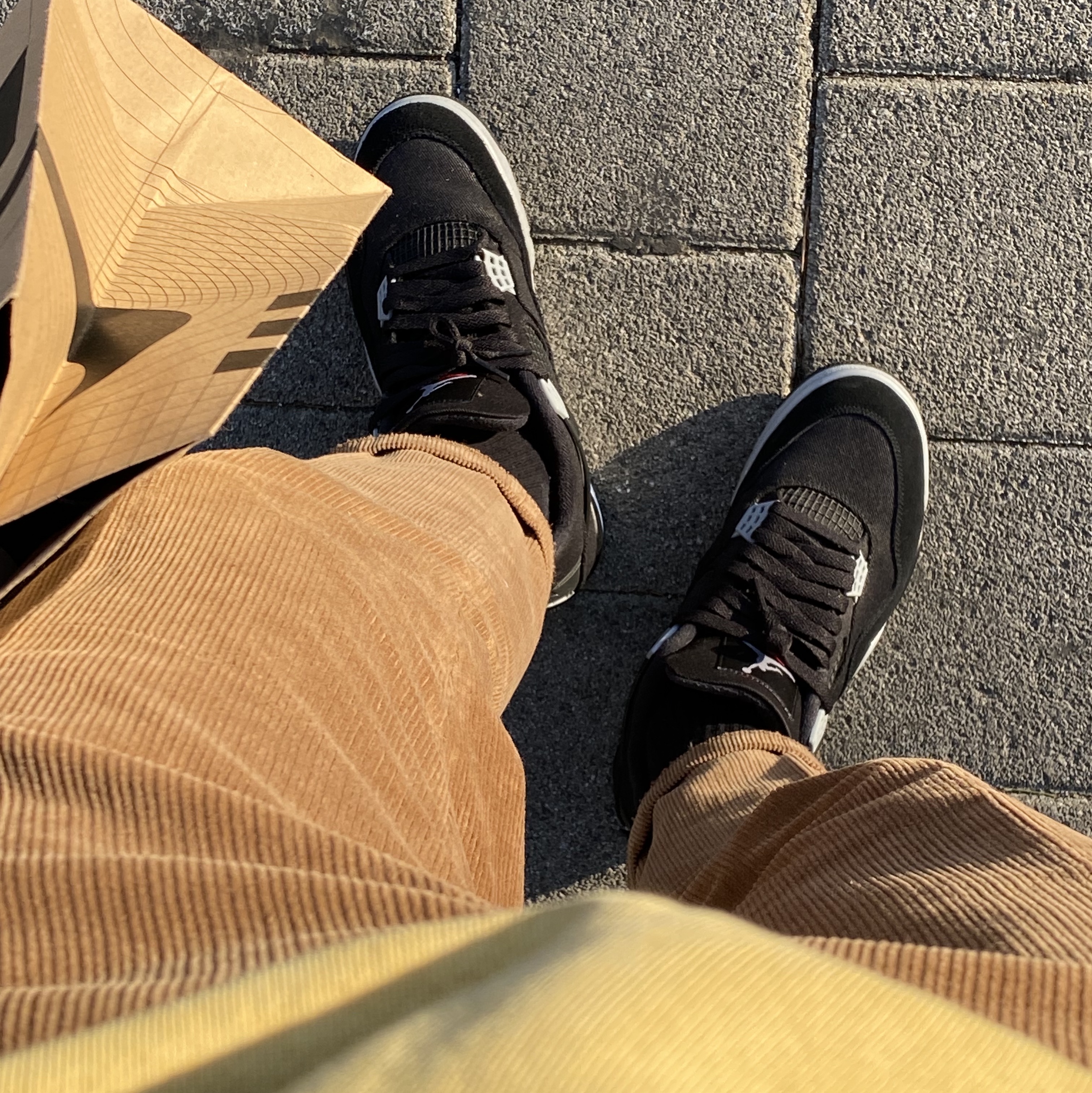 IAB Studio Pigment Sweatshirt & Mini Bag Mustard, Jordan 4 Retro SE Black and Light Steel 착용 스타일