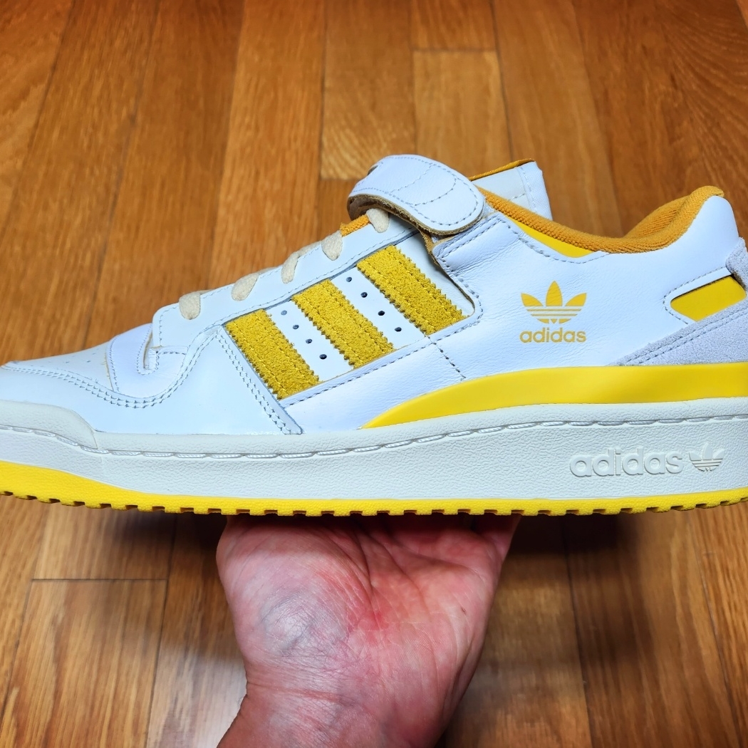 Adidas Forum 84 Low White Yellow 착용 스타일 - 2