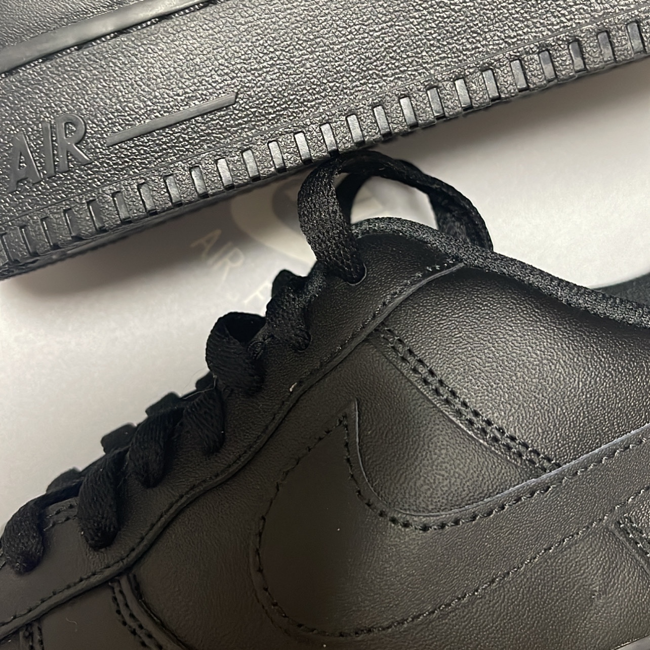 Nike Air Force 1 '07 Low Triple Black 착용 스타일