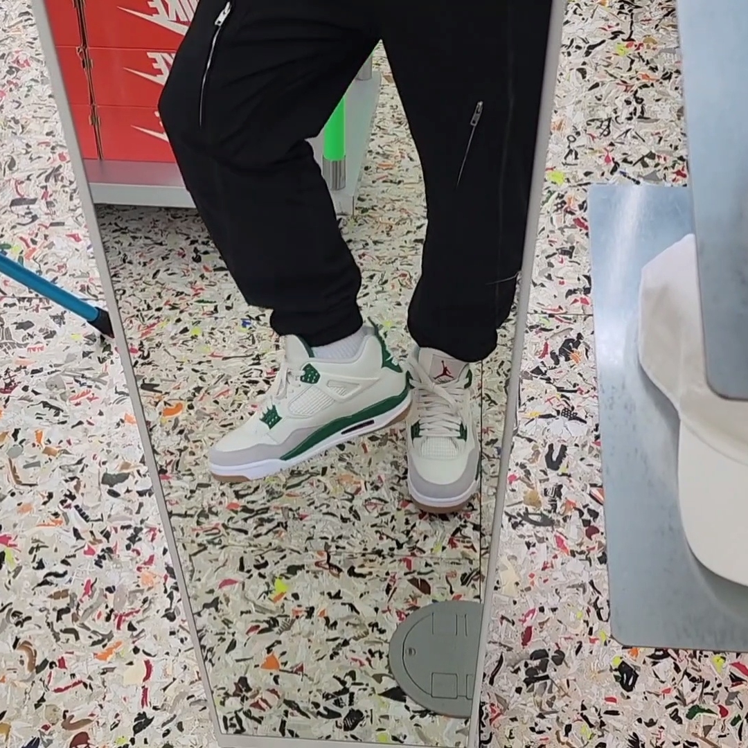 Jordan 4 x Nike SB Retro SP Pine Green 착용 스타일 - 1