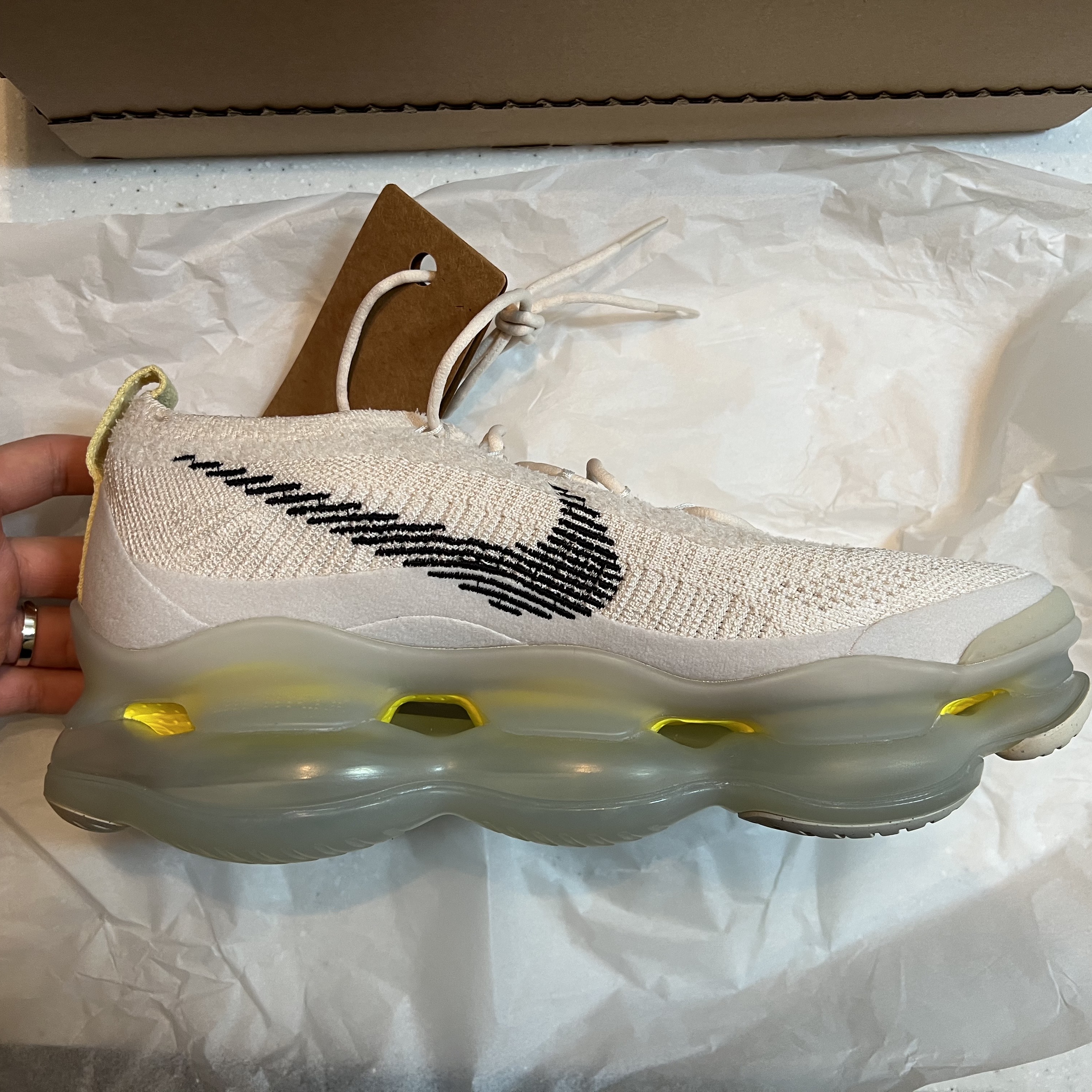 Nike Air Max Scorpion Flyknit Lemon Wash 착용 스타일