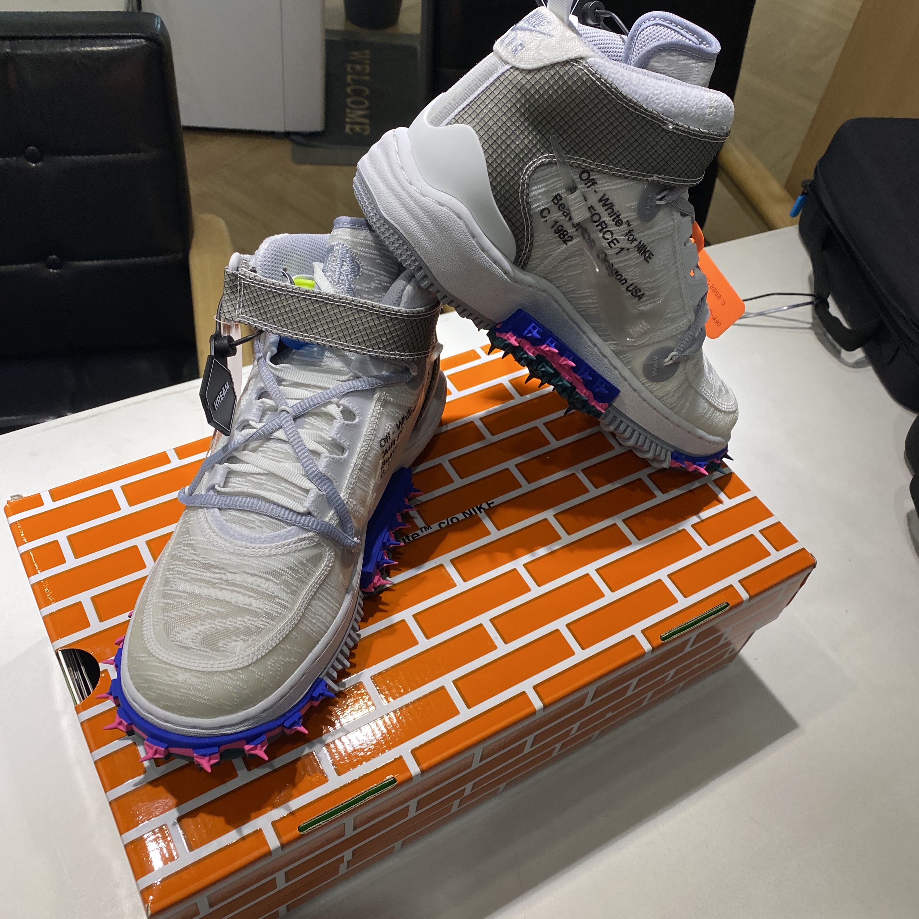 Nike x Off-White Air Force 1 Mid SP White 착용 스타일 - 3