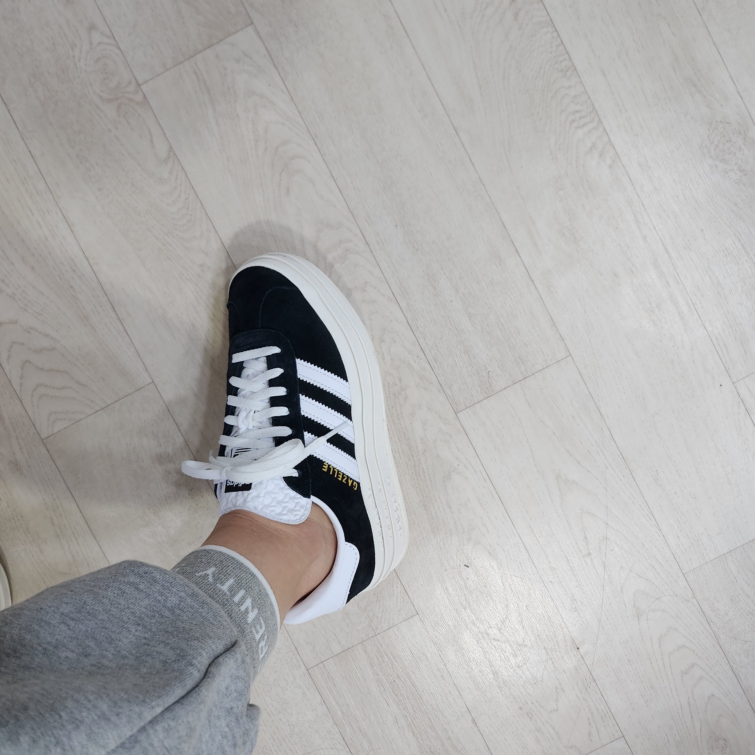 (W) Adidas Gazelle Bold Core Black Cloud White 착용 스타일