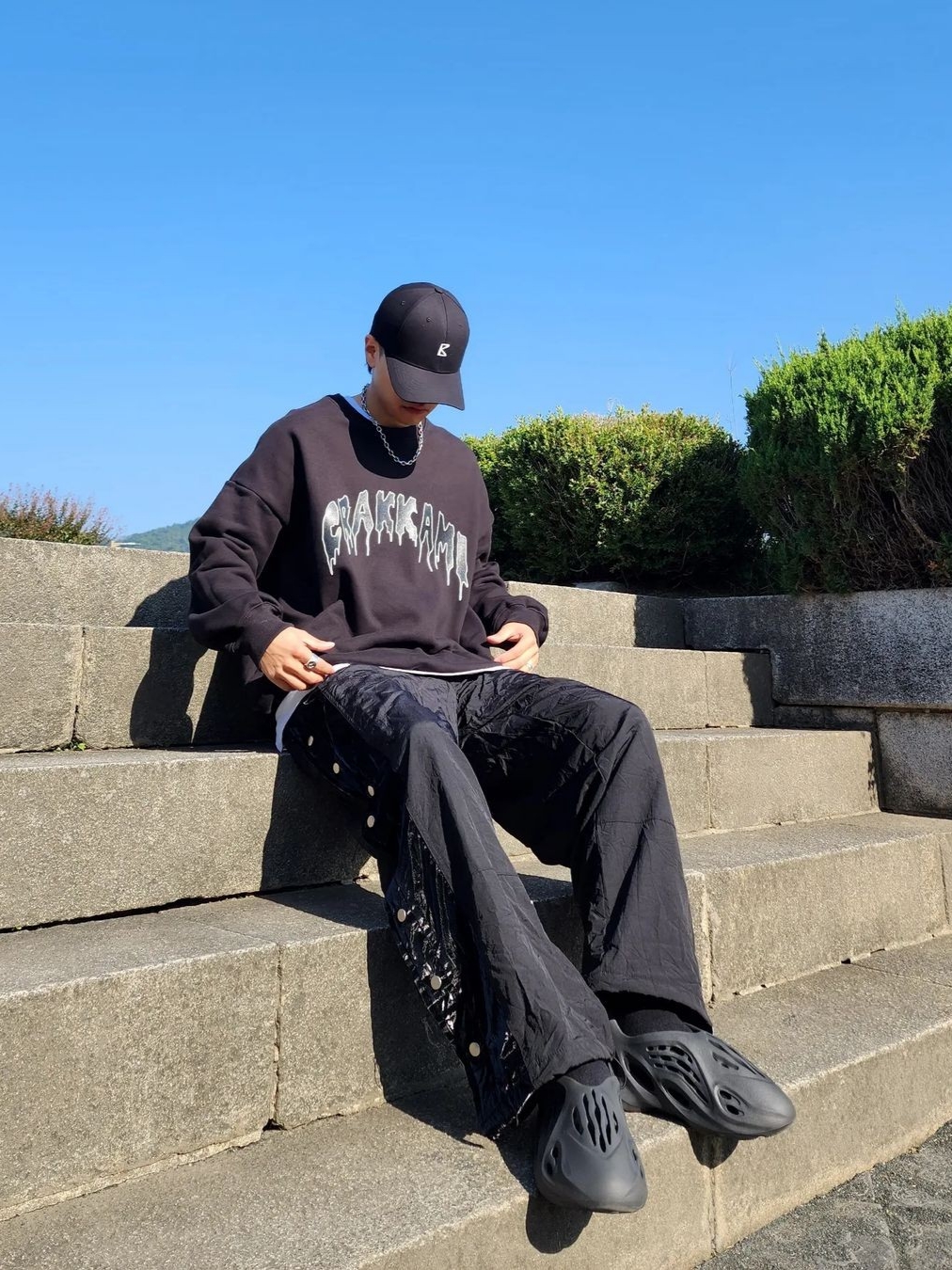 AOP Snap Track Pants Meta Black 착용 스타일 - 2