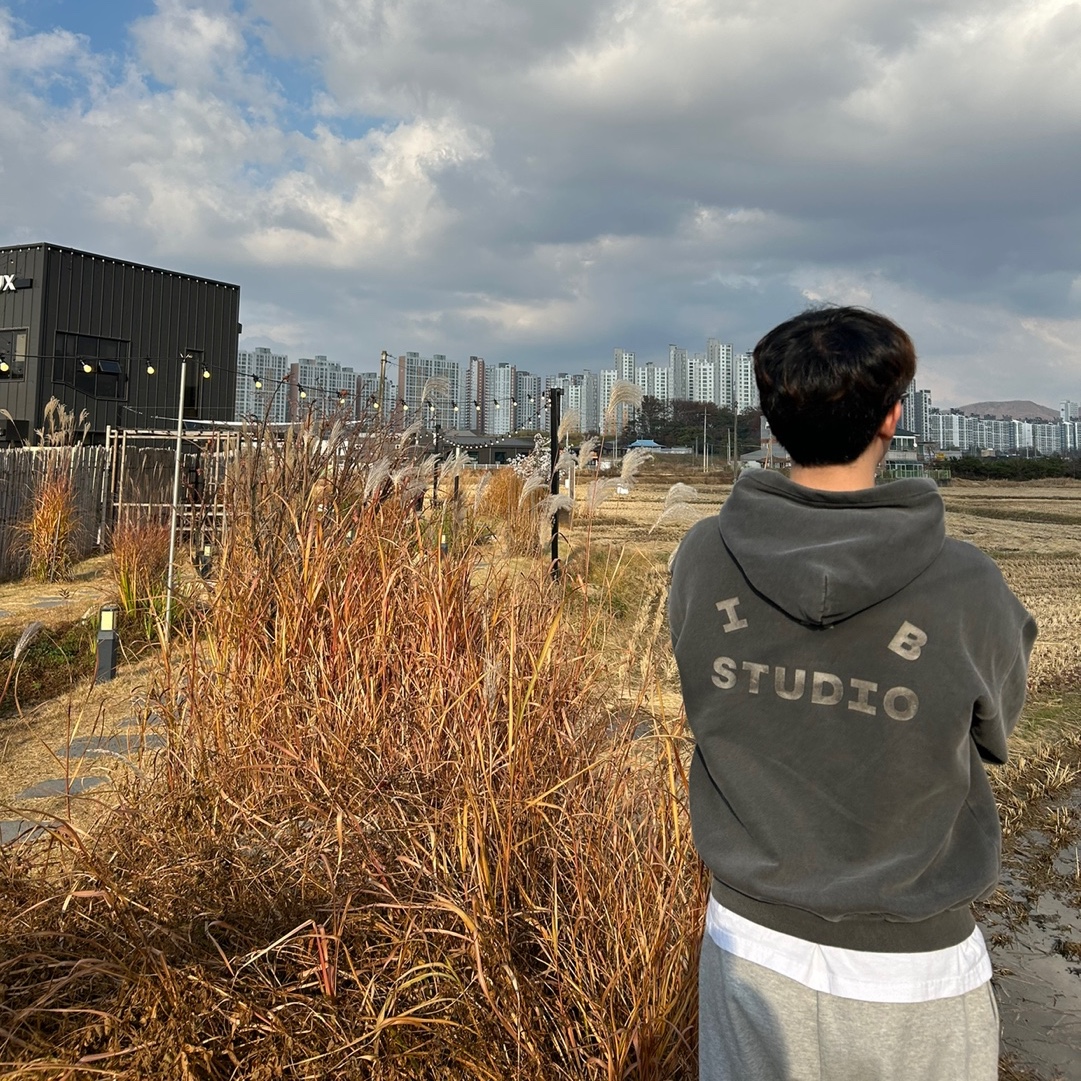 IAB Studio Pigment Hoodie & Sack Black 착용 스타일