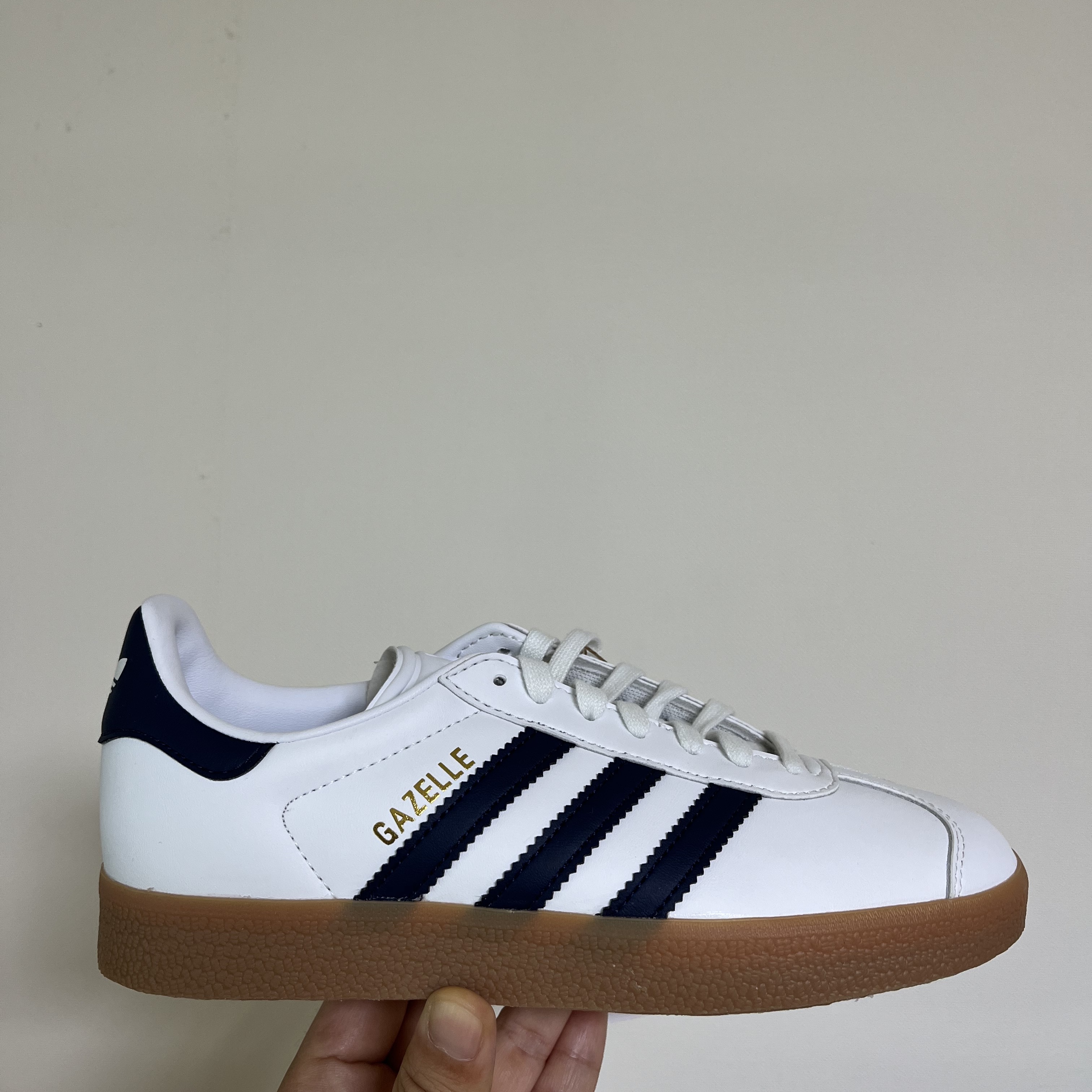 Adidas Gazelle White Collegiate Navy 착용 스타일 - 1