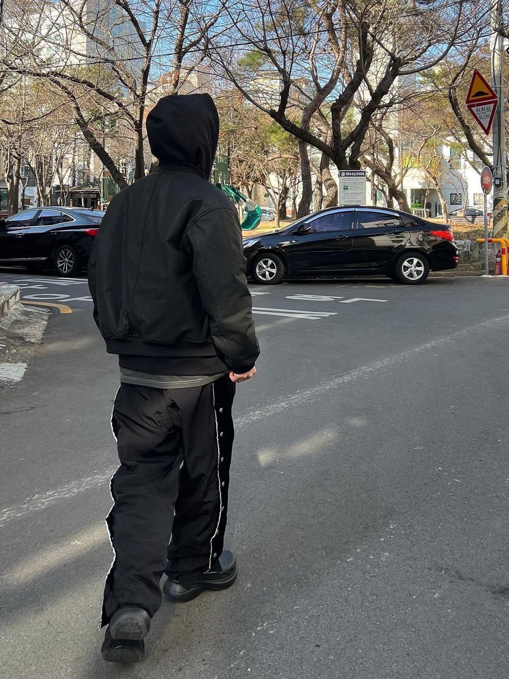 AOP Snap Track Pants Meta Black 착용 스타일 - 2
