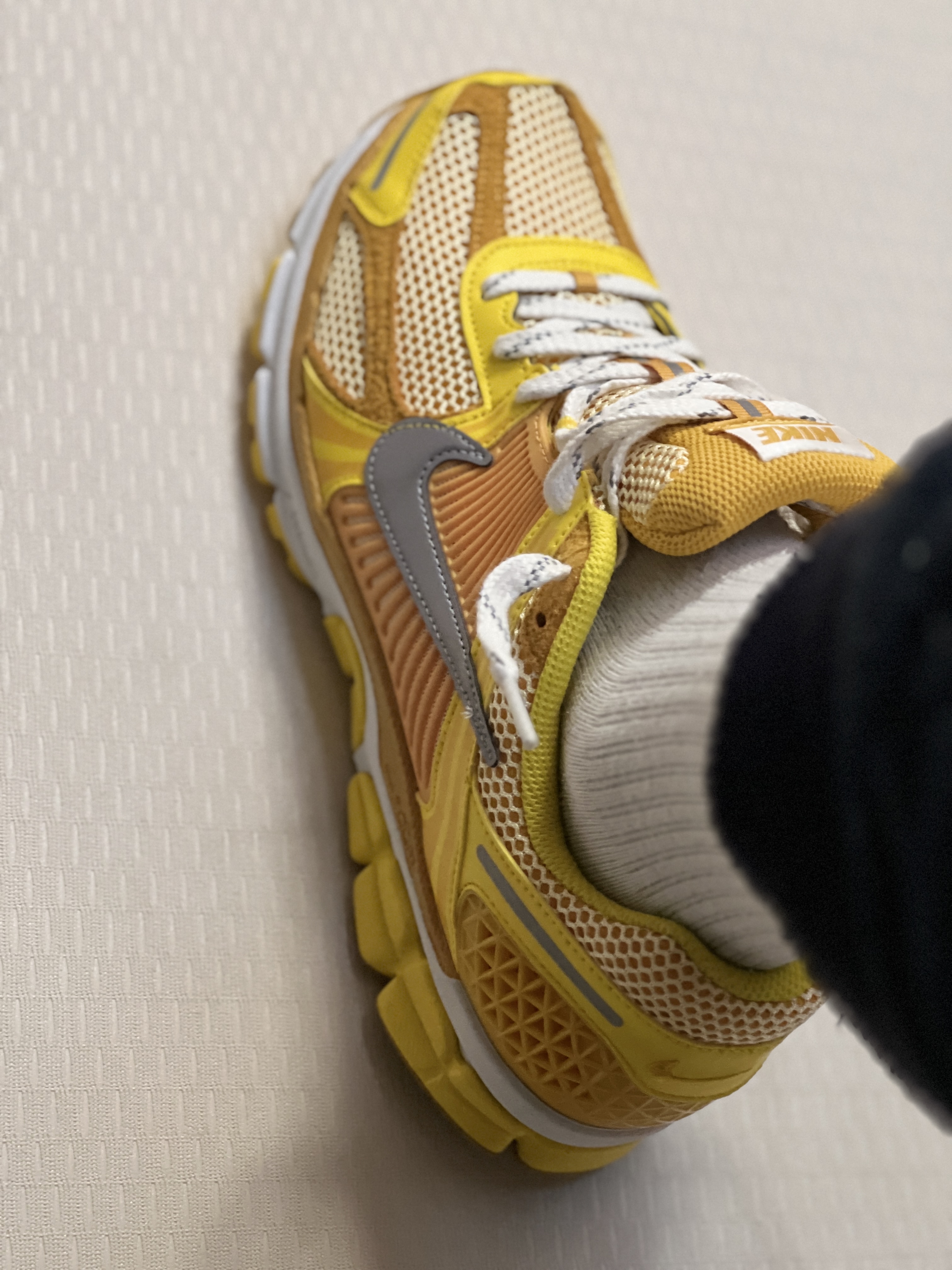 Nike Zoom Vomero 5 Yellow Ochre 착용 스타일