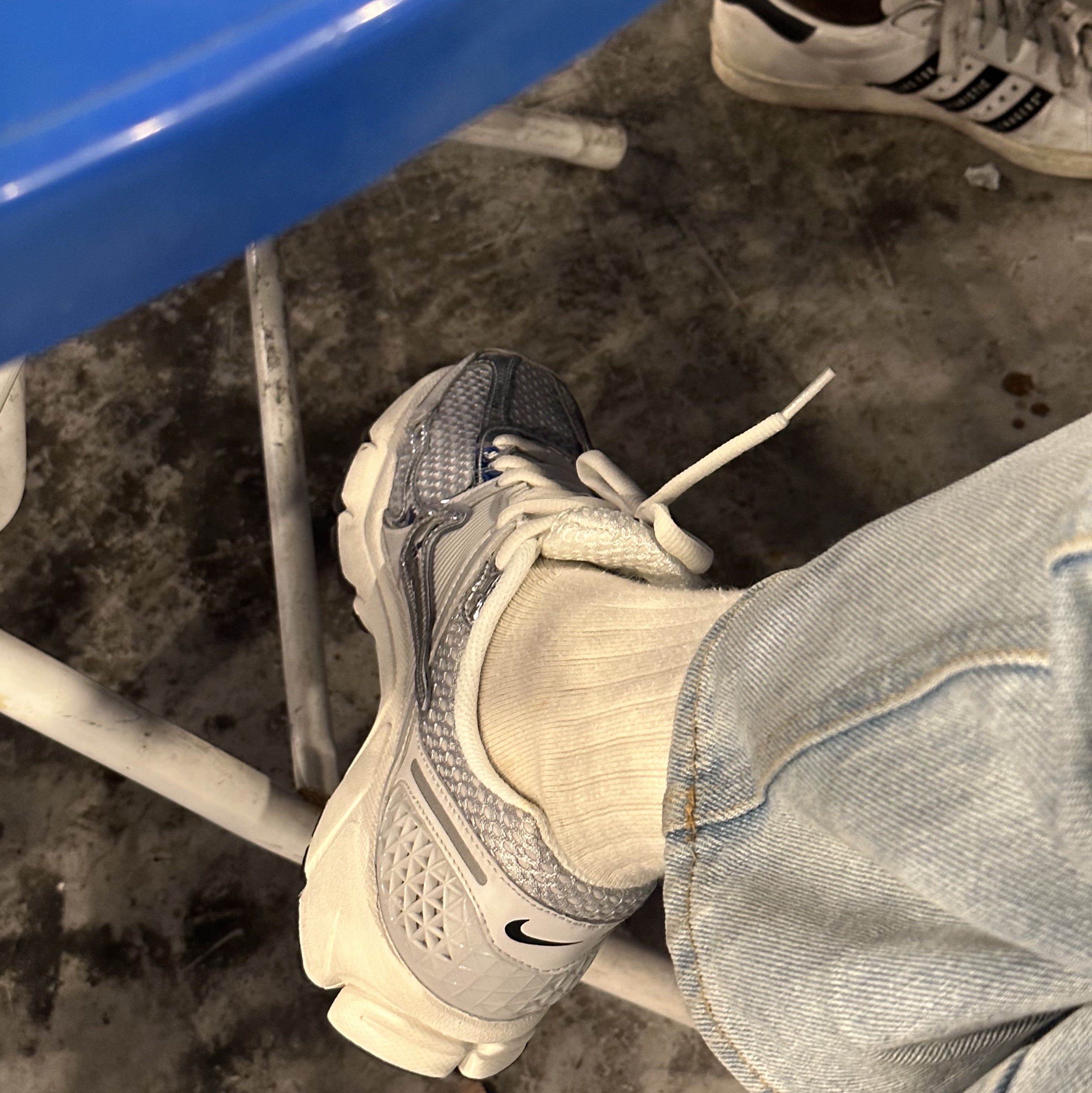 (W) Nike Zoom Vomero 5 Photon Dust and Metallic Silver 착용 스타일