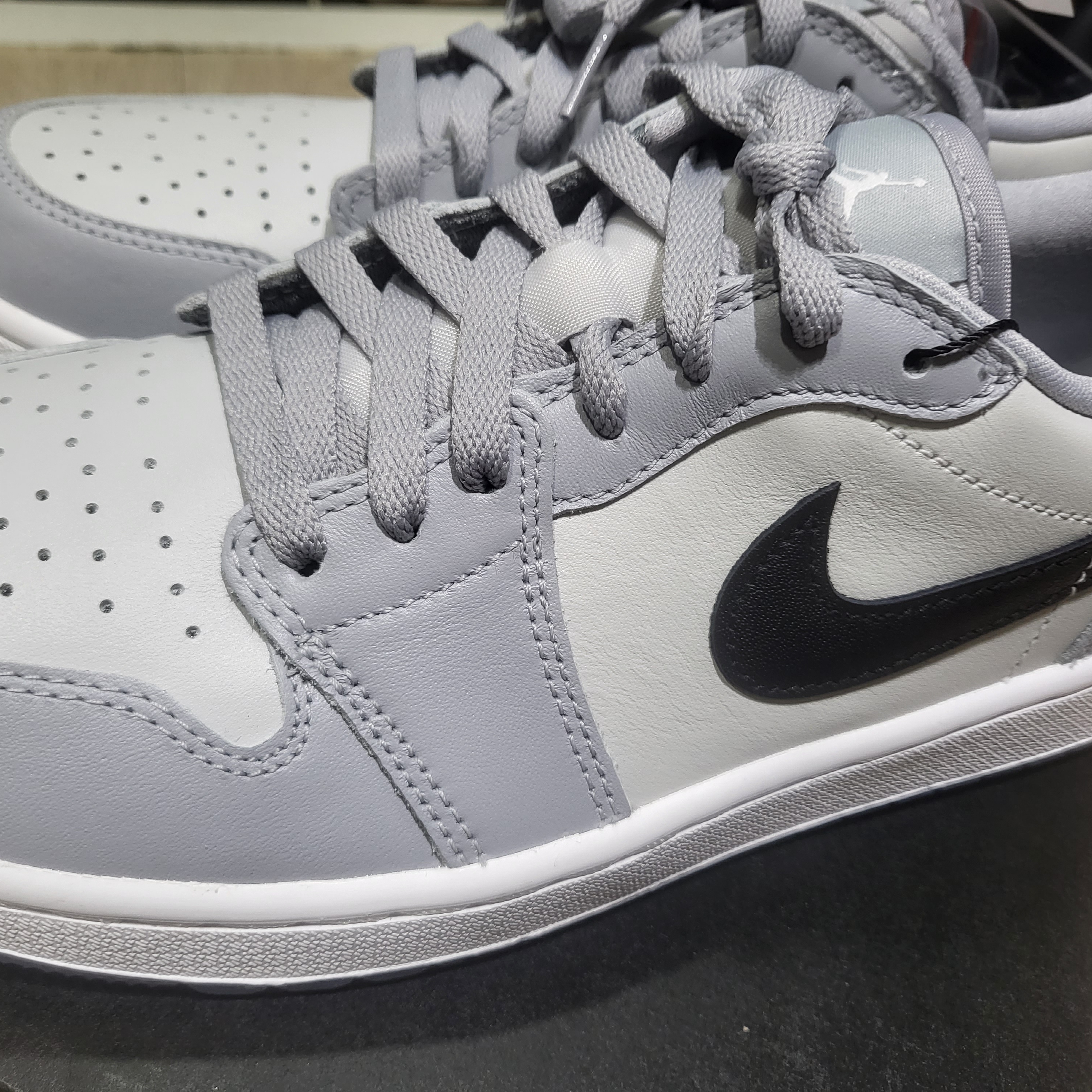 Jordan 1 Low Golf Wolf Grey 착용 스타일 - 4