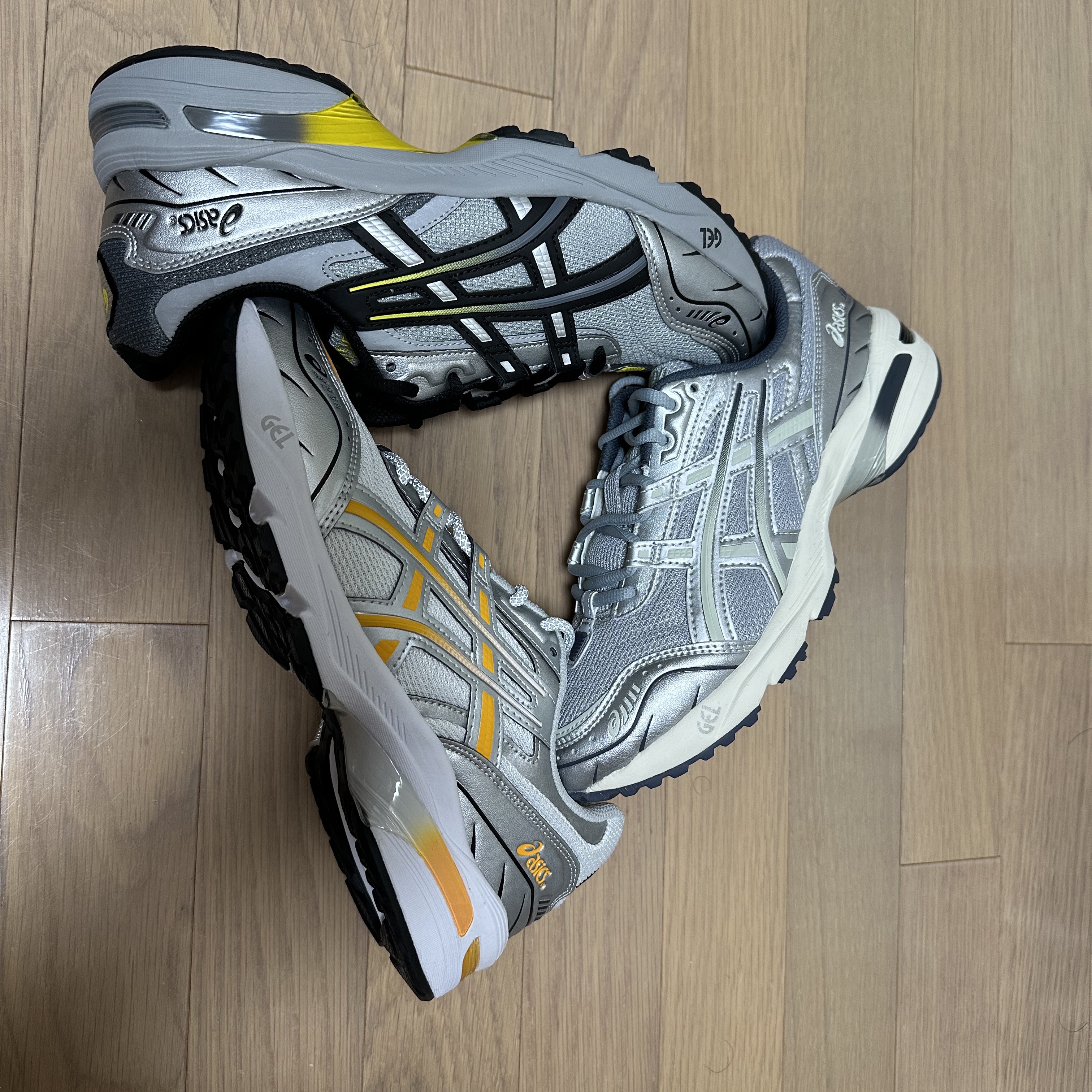 Asics Gel-1090 Piedmont Grey, Asics Gel-1090 White Citrus 착용 스타일