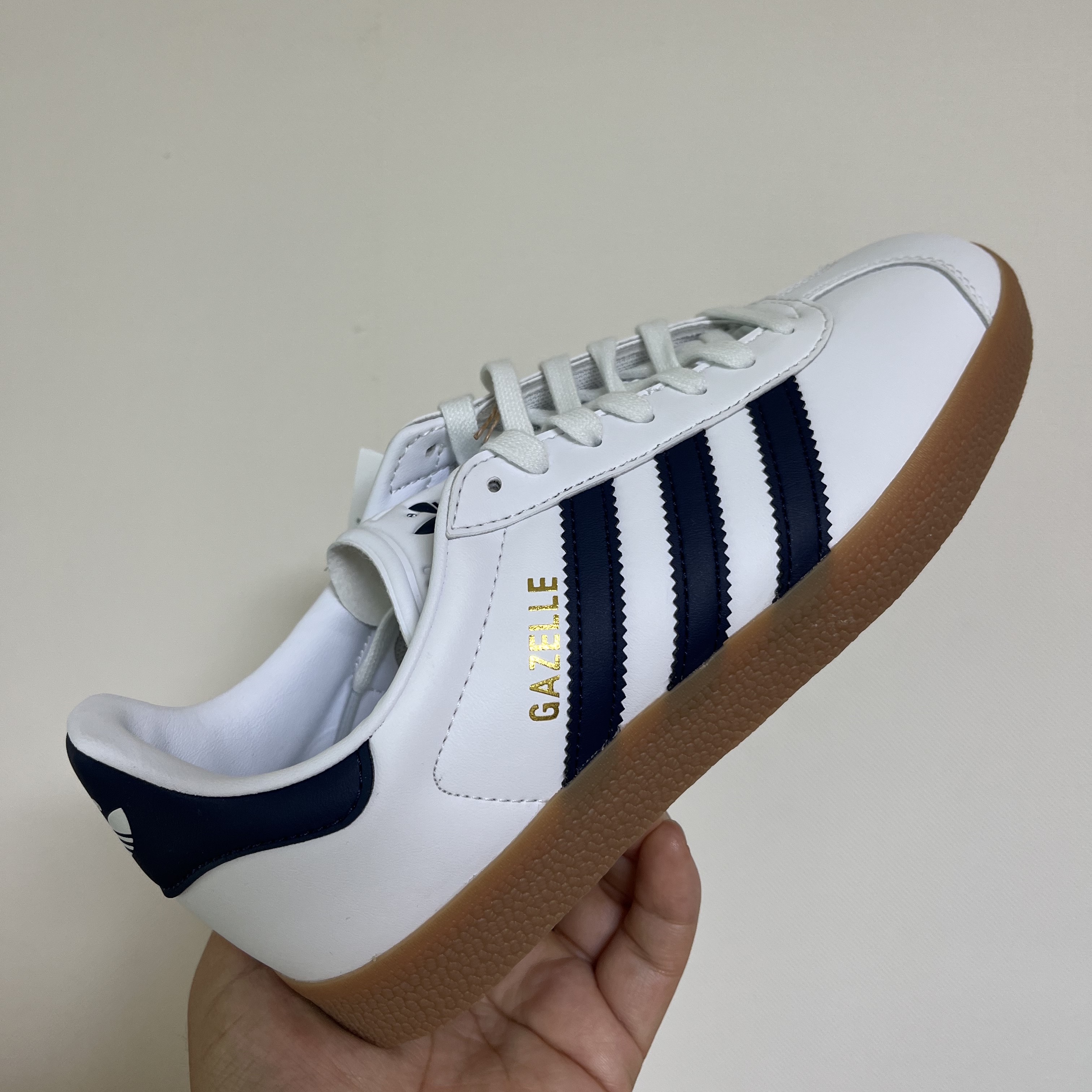 Adidas Gazelle White Collegiate Navy 착용 스타일 - 2